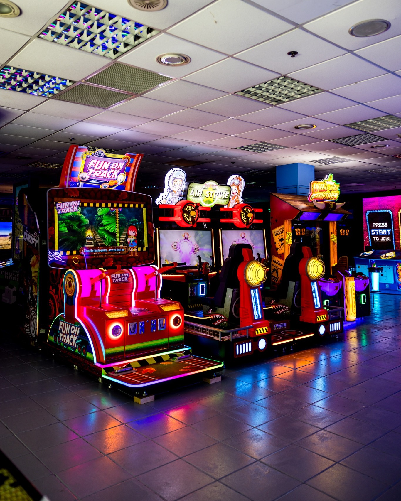 We have such a variety of games in our arcades! From Sport, Shooters, Racing, to retro classics. Which are your go-to favourites?!
#arcadegames #gamer #arcade #familyfun #family #thingstodo #farnborough #worcester #bracknell #poole #newbury #swindon #southampton #highscorearcades #newport #newportmums