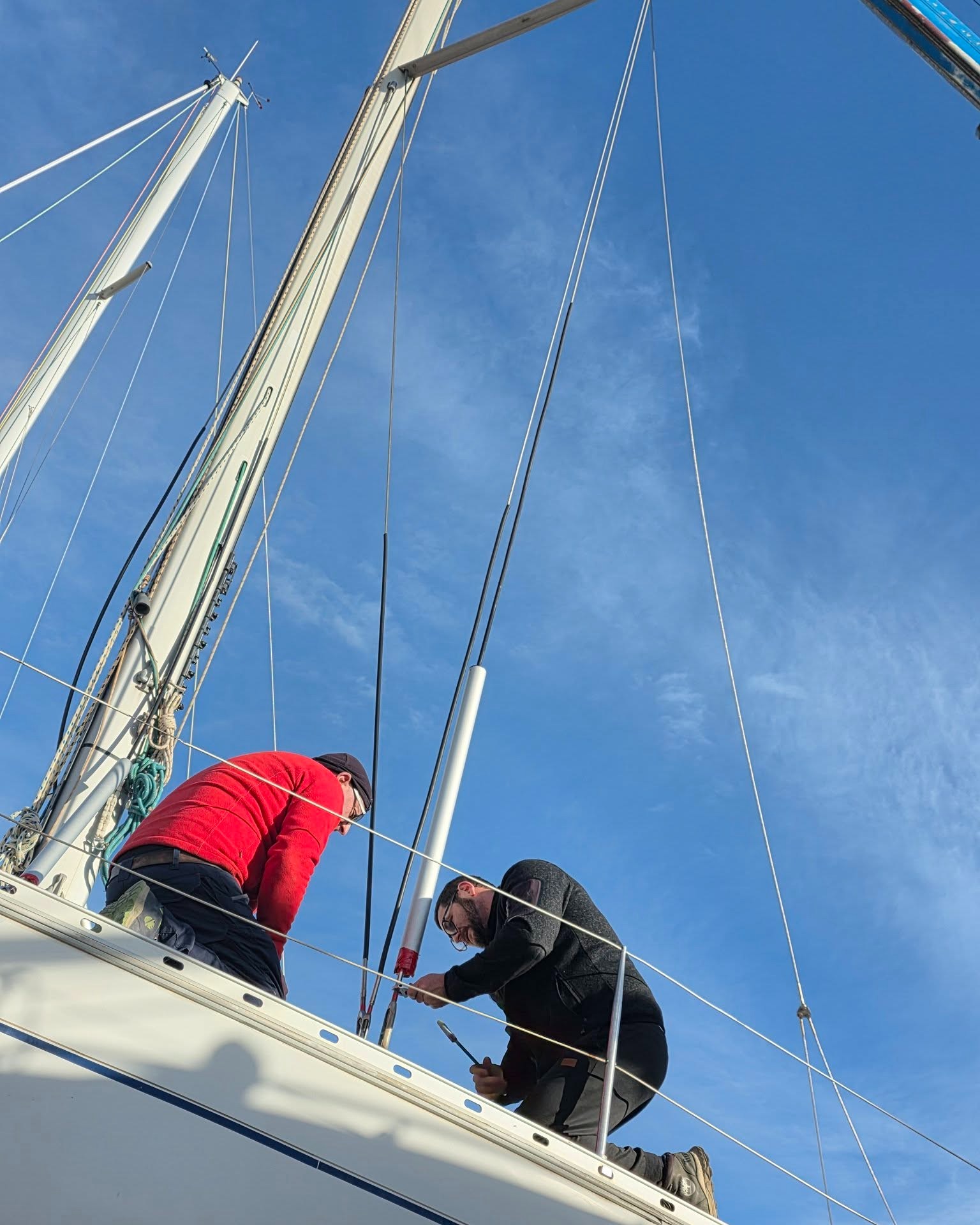 Sun Odyssey 45.2 ☀
••
Démâtage de "Lhassa 2" pour le remplacement de son gréement dormant 💪🔧
•
•
•
#PortSaintLouisduRhône #PSLGréement #Rigginglife #Rigging #EntretienBateau #Gréement