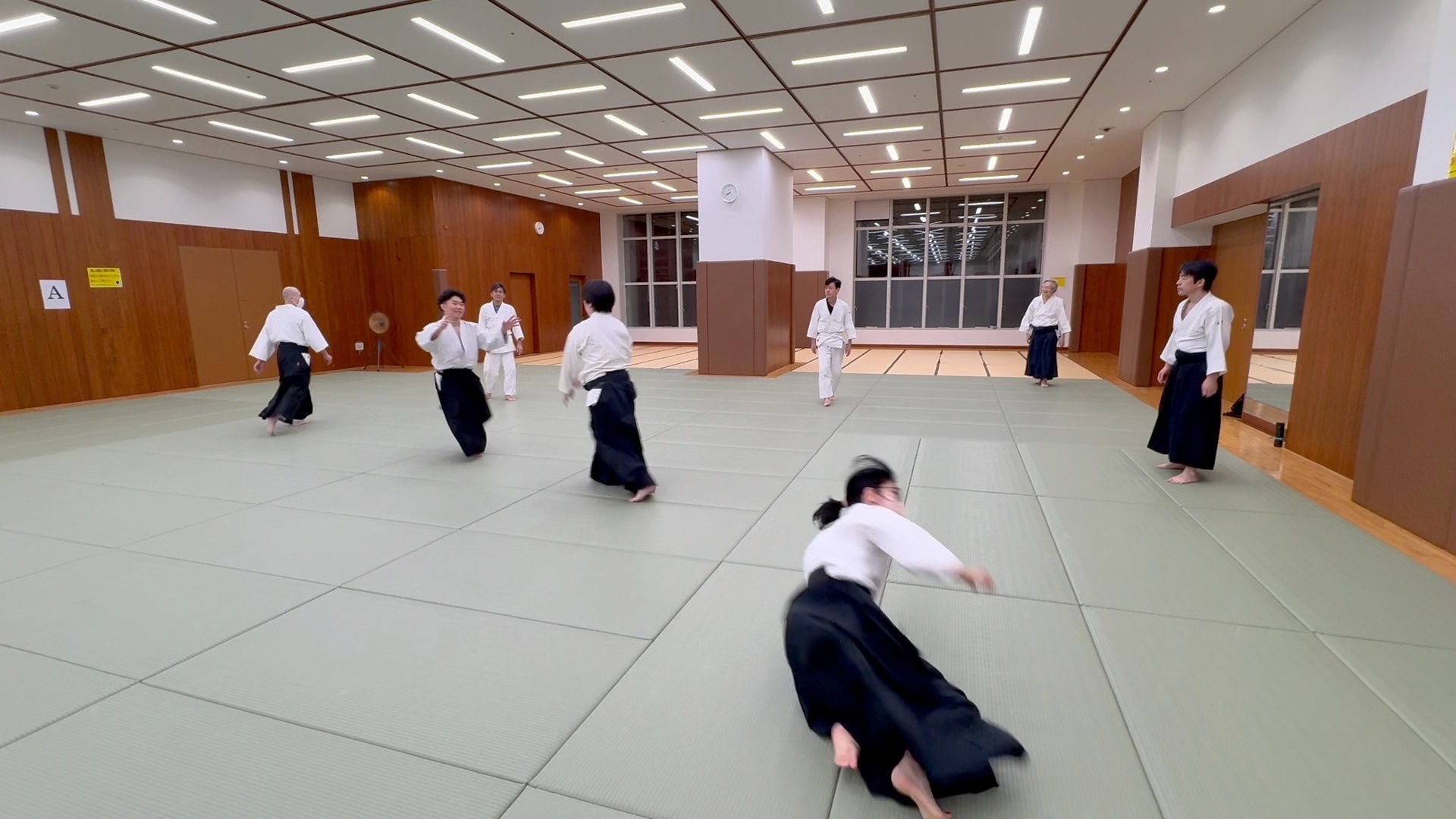 本日は当会の稽古はじめでした
新しい一年のスタートにふさわしく、基本から多人数掛けまで、気持ちのこもった稽古となりました。 多人数掛けは、一人ではなく「場」と向き合う稽古。
間合い、呼吸 ――仲間がいるからこそ磨かれていく感覚があります。 年齢・経験を問わず、それぞれのペースで真剣に稽古できるのが当会の魅力です。
「何かを始めたい」「心と体を整えたい」「本物の武道に触れてみたい」
そう思った方、ぜひ一度畳の上に立ってみてください。 見学・体験、いつでも歓迎しています🙂 #合気道 #合気道稽古 #稽古はじめ #武道 #日本武道
#多人数掛け #護身術 #習い事 #大人の習い事 #東京合気道
#港区 #港区スポーツセンター #田町 #三田 #東京
#体験受付中 #見学歓迎 #運動不足解消 #心と体
#武道のある生活 #新年スタート #仲間募集中