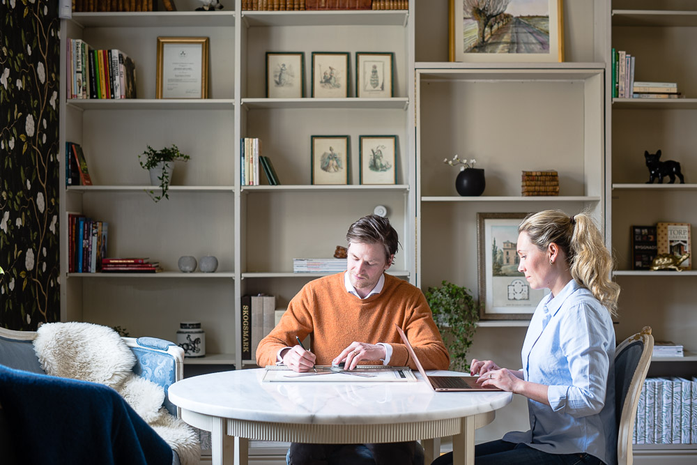 Hur det hela startade...
Bild från back in the days. Foto från 2020 i dåvarande kontor på gården. Där satt vi fulla med inspiration och ideér och planerade för Gårdsstylings framtid. Så mycket har hänt sedan dess!
Initialt var vårt fokus på att hjälpa gårdsägare inför att de skulle sälja sin gård. Genom att genomföra prioriterade insatser på gården hjälpte vi dem att underlätta försäljningsprocessen och såklart att få ut mer vid en försäljning. Vi gjorde allt ifrån att tömma husen och ställa iordning fint inför foto och visning. Vi städade ur ekonomibyggnader, vi kunde även hjälpa till att fräscha upp skogsvägar och åkrar - allt för att få en mer attraktiv fastighet. Det var roliga år, men också väldigt slitsamma. Som för alla som driver bolag så utvecklas man, och därmed utvecklas även ens företag. Vårt fokus övergick mer och mer till renoveringar av gamla hus och vi fick in förfrågningar från kunder som ville ha hjälp med att planera inför sin renovering och att inreda sin gård. Och där är vi idag - i dagsläget har vi lagt styling inför försäljning på hyllan och fokuserar numera 100% på att hjälpa dem som vill renovera och inreda sin gård.
#renoveragård #gårdsliv #gardsstyling #renoveringsprojekt #lantligthem