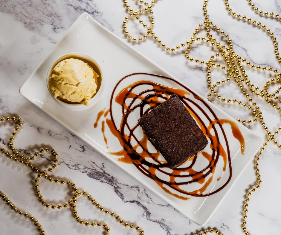 A hideg, hűsítő fagylalt, és a meleg, gazdagon csokoládés brownie mennyei találkozása egy tányéron. 🍫🍦 A sütemény belseje még lágyan omlik, miközben kívül roppanós réteg vonja be. 😍
👉 https://www.steak.hu/
#pampasbudapest #steakhouse