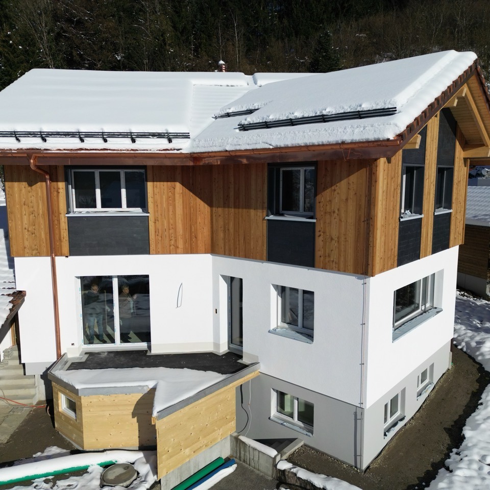 Gerne möchten wir euch auch in diesem Jahr unser Handwerk näherbringen. Echt. Ehrlich. Gezeigt an konkreten Projekten.
🏡 Heute mit diesem Zuhause im Sonnental. Was seit Jahrzehnten bestand, wurde teilweise zurückgebaut und neu gedacht. Aus dem Teilabbruch entstand ein kompletter Neubau in moderner Holzbauweise.
🪵 Warum wir dieses Projekt lieben: Weil es genau zeigt, wofür wir stehen.
Eigenplanung, Elementbau, sichtbarer Dachstuhl, Innenausbau und Schreinerarbeiten. Parkett- und Vinylböden sowie Fenster- und Türenmontage.
Alles in unserer eigenen Werkstatt produziert. Alles vom eigenen Team umgesetzt.
✨ Das Ergebnis: Ein Haus mit Charakter. Eine Fassade aus Holz und Naturschiefer. Mit viel Liebe zum Detail – innen wie aussen.