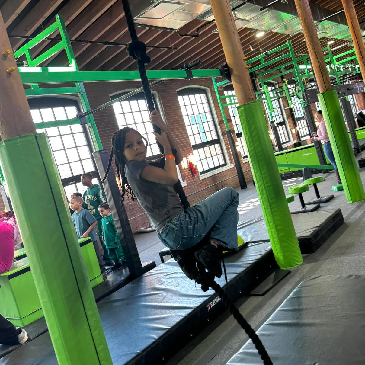 💪There is nothing like the feeling of hitting a new goal! 🤸♂️ Our facility is the perfect place for kids to have fun while celebrating every little win on the course.⭐️Check out our full schedule and register for classes here ➡️ yonkersninja.com/classes
#NoLimitNinja #YonkersNY #WestchesterNY #NinjaWarrior #NinjaTraining #NinjaGym #ObstacleCourse #WestchesterMoms #YonkersMoms #NinjaClass #RecClasses #FunFitness #KidsFitness