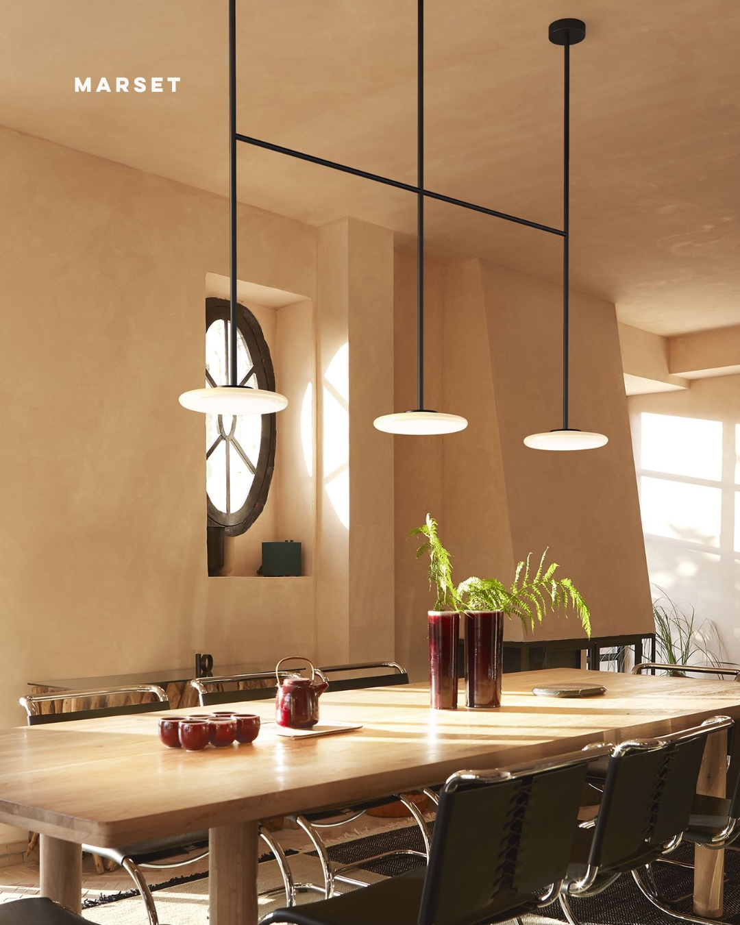 @marsetbcn
Quando a arquiteta Joanna Laajisto mudou o seu estúdio para um edifício antigo em Helsínquia, deparou-se com um problema: não encontrava nenhum candeeiro que funcionasse com aquele pé-direito alto, mas que mantivesse uma escala humana.
A solução? Desenhou ela própria o Ihana.
O que nos fascina neste trabalho da Joanna é o equilíbrio de contrastes: a estrutura em aço preto é rígida e gráfica, mas os difusores em vidro soprado trazem uma suavidade quase tátil. É uma peça que estrutura o espaço sem o dominar.
Quem mais aqui adora quando o design nasce de uma necessidade pura?
ENG
When architect Joanna Laajisto moved her studio to an old building in Helsinki, she encountered a challenge: she couldn't find a lighting fixture that worked with the high ceilings while maintaining a human scale.
The solution? She designed the Ihana herself.
What fascinates us about Joanna's work is the balance of contrasts: the black steel structure is rigid and graphic, but the blown glass diffusers bring an almost tactile softness. It is a piece that structures the space without dominating it.
Who else here loves it when design stems from pure necessity?
Design by @joannalaajisto
Would you like more information?
Send us a private message or visit design-minder.com
#designminder #marset #marsetbcn #lightingdesign #takingcareoflight #JoannaLaajisto #IhanaCollection #LightingDesign #FinnishDesign #ArquiteturaDeInteriores