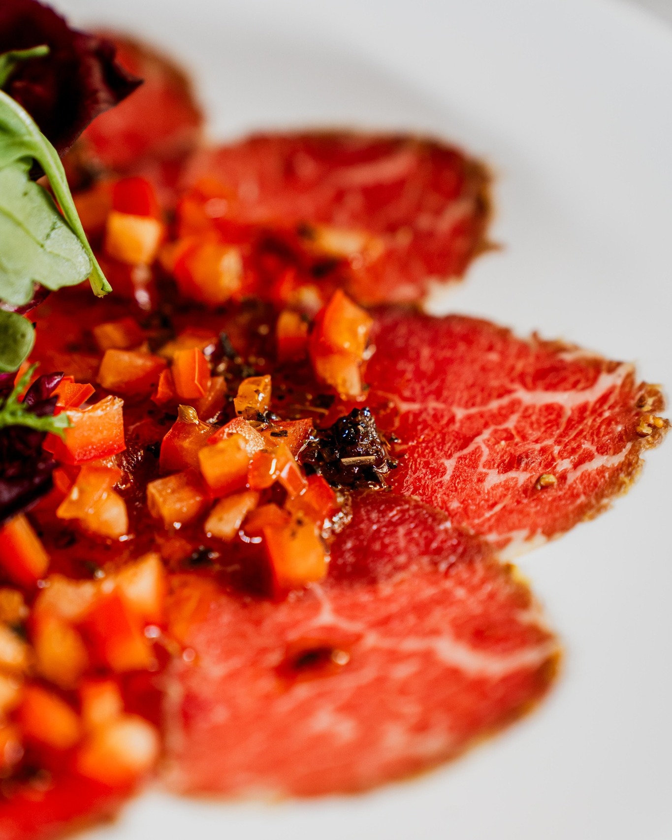 A carpaccio a könnyedség és elegancia találkozása az olasz konyha egyik legkedveltebb fogásában. 😍 A hajszálvékony szeletekre vágott bélszínt a hús eredeti értékeinek megmutatása érdekében nem sütjünk meg. 🥩 Egyénileg kikísérletezett, többféle borsból és mustárból készített olívaolajos pácban marináljuk, majd előkészítés után nyersen tálaljuk. Apróra vágott kaliforniai paprika kerül tetejére, valamint az étel olasz eredetére tekintettel a közkedvelt ruccola. 🙏
👉 https://www.steak.hu/
#pampasbudapest #steakhouse