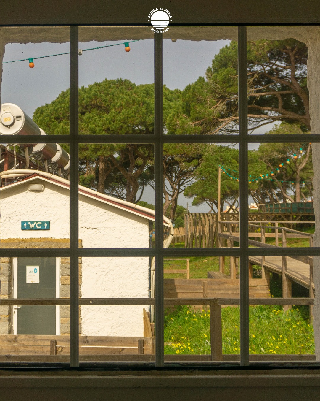 🇵🇹 Quarto com relvado à porta e céu na janela. A Aldeia tem espaço para parar, respirar e dormir como deve ser.
🇬🇧 A room with grass outside and sky at your window. At Aldeia, there’s space to stop, breathe, and finally rest.
#AldeiaDaPraia #AlojamentoComAlma #Sintra