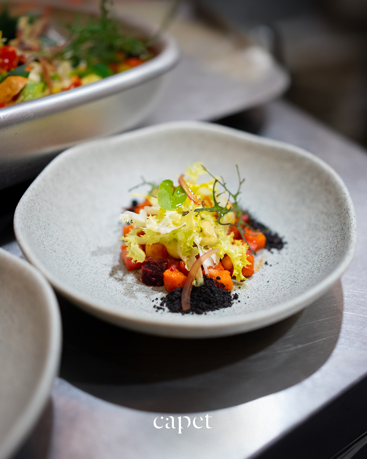 Ensalada de tubérculos con tierra de trompetas de la muerte.
Texturas, profundidad y un equilibrio pensado desde el origen.
🔗 Reserva fácilmente desde el enlace en nuestra bio
📍 Carrer del Cometa, 5, Ciutat Vella, 08002 Barcelona
📞 937 20 44 21
#capetrestaurante #barcelonarestaurants #cocinadeautor #guíamichelin #restaurantesbarcelona #barriogotic #cocinacuidada