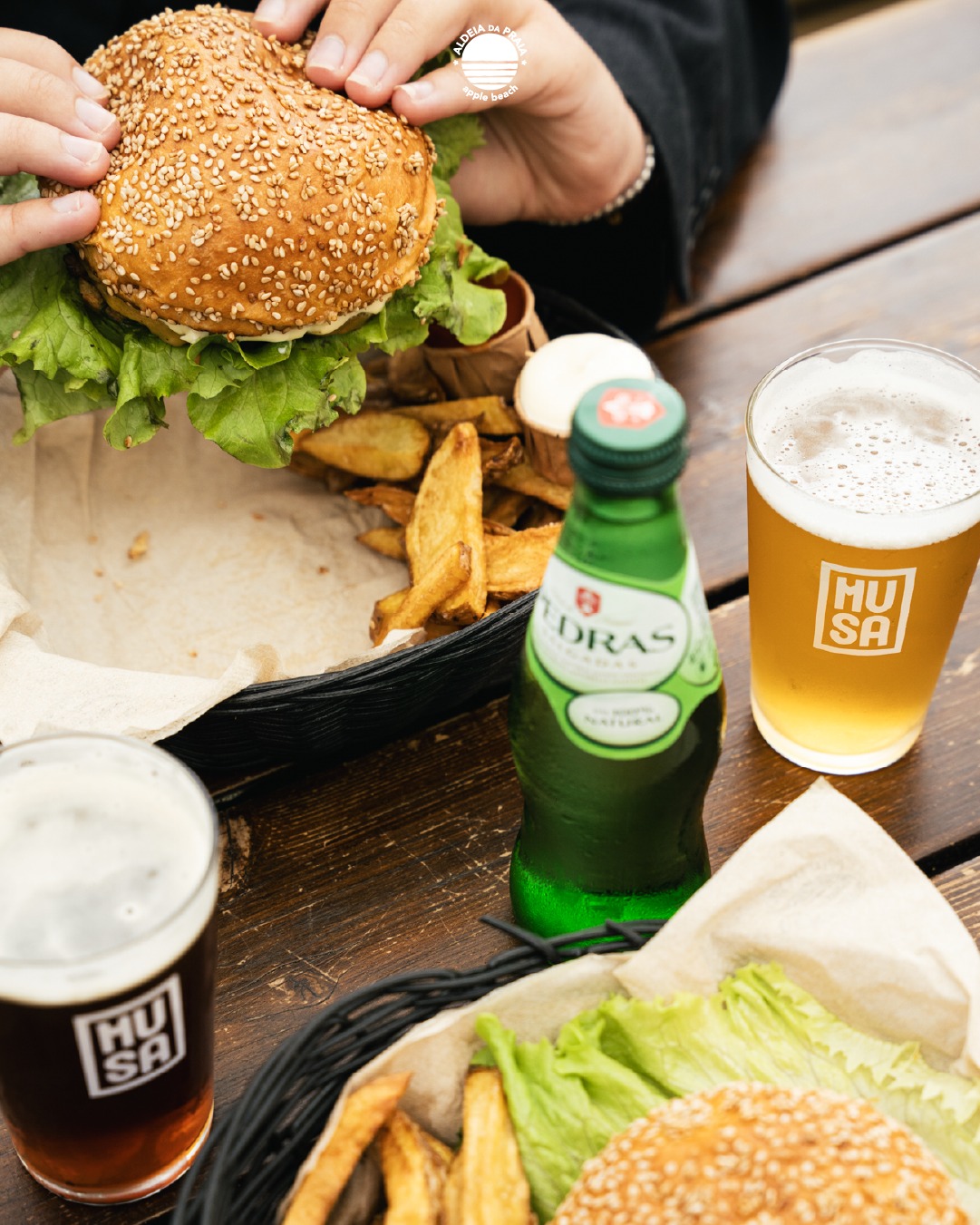 🇵🇹 Frio lá fora. Calor na mão. Hambúrguer no ponto.
@burgers_na_aldeia
🇬🇧 Cold outside. Warm hands. Hot burger.
#AldeiaDaPraia #BurgersNaAldeia