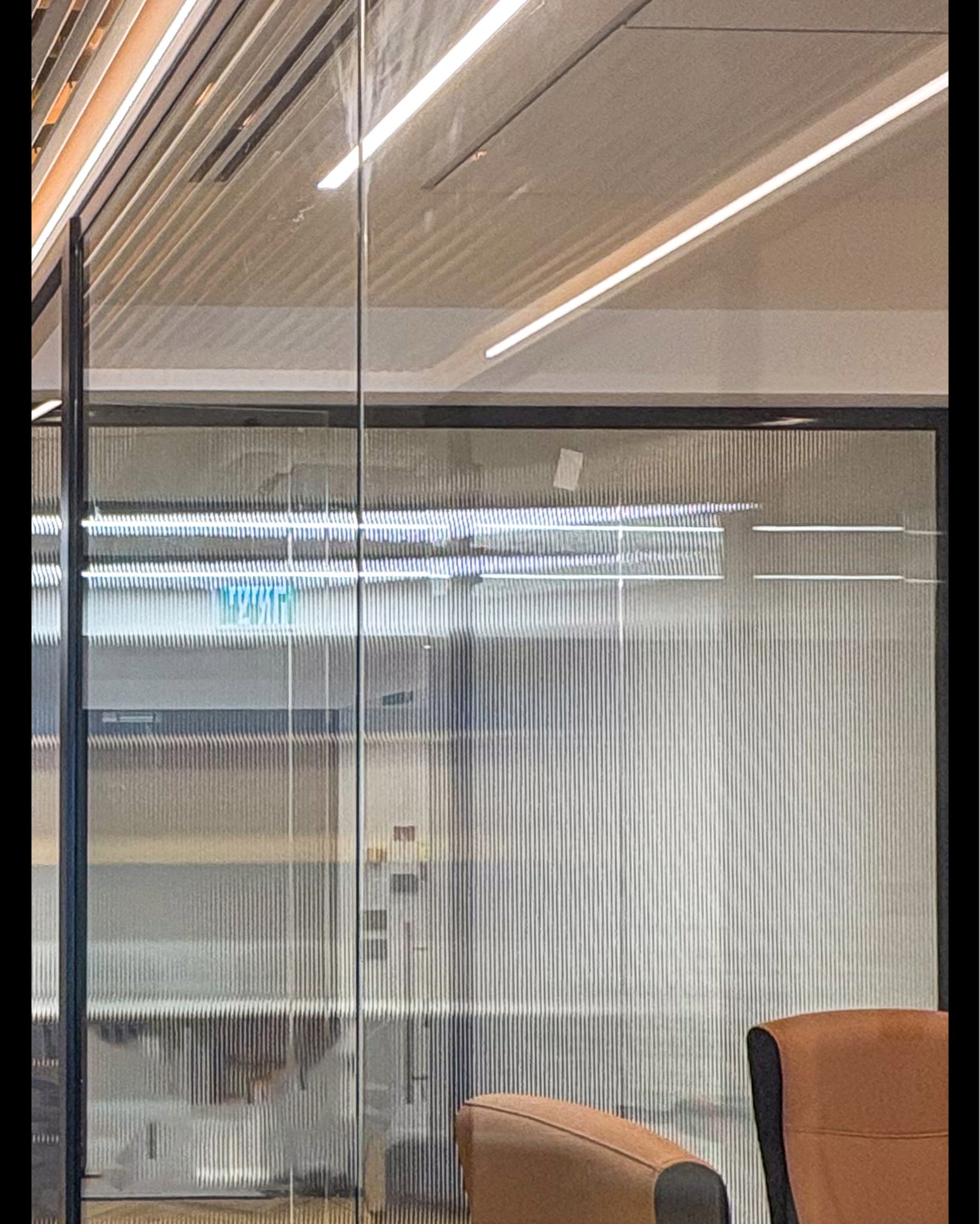 חדרי משרדים עם זכוכית גלינה שמייצרת אינטימיות וסטי…