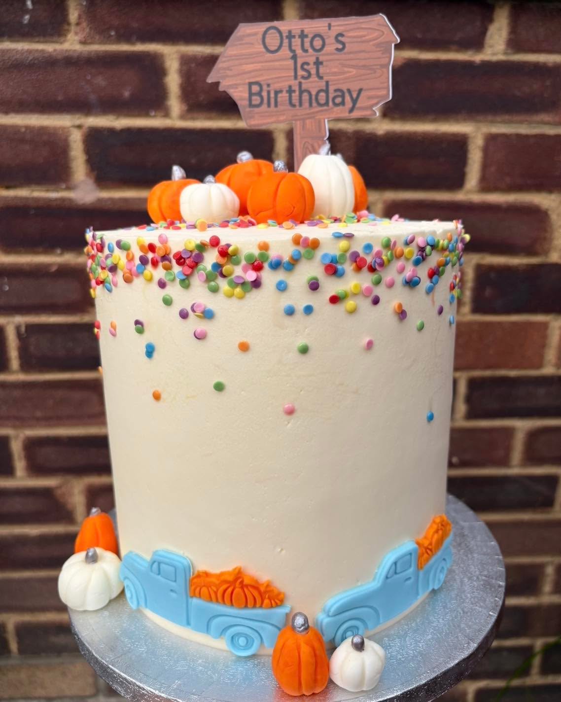 🍂🎃 A little pumpkin turned ONE! 🎃🍂
We loved creating this sweet autumn-inspired cake to celebrate Otto’s 1st Birthday 🧡
Featuring hand-decorated pumpkins, playful sprinkles, and the cutest pumpkin-filled trucks, this design is perfect for a cozy fall celebration 🍁🚛
Simple, charming, and full of seasonal magic!
💌 Custom first birthday cakes available – message us to book!
#firstbirthdaycake #autumncake #pumpkincake #fallbirthday #1stbirthdaycake #customcake #kidsbirthdaycake #sprinklecake #themedcake #bakerylife #cakestagram #instacake #smallbusinessbakery #birthdaycakeinspo #custombakes