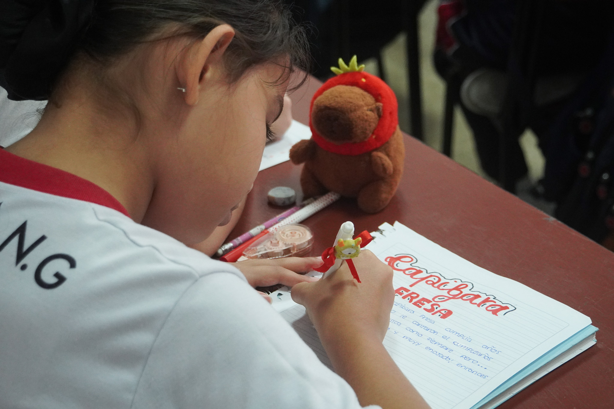 🧸✨ Juguetes con Historias | Día de la Imaginación ✨📖
En el marco del Día de la Imaginación, nuestros cadetes de Básica Elemental dieron vida a sus juguetes favoritos, convirtiéndolos en protagonistas de increíbles historias llenas de creatividad, emoción y aprendizaje.
Cada relato fue una muestra de que imaginar también es aprender, y que a través del juego se fortalecen la expresión, la confianza y la capacidad de crear mundos nuevos.
Porque cuando un niño imagina, no solo cuenta una historia… construye su futuro. 💫
#JuguetesConHistorias #DíaDeLaImaginación #AprenderJugando #CreatividadInfantil #BásicaElemental #EducaciónConSentido