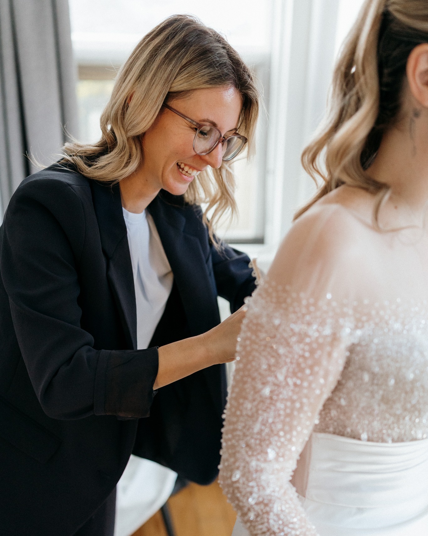 Planifier un mariage, ce n’est pas compliqué.
Ce qui est compliqué, c’est de savoir par où commencer sans se tromper.
Après plusieurs années à accompagner des couples dans leur planification, j’ai constaté une chose :
le stress ne vient pas du budget,
mais de la peur de faire les mauvais choix trop tôt.
C’est exactement pour ça que j’ai créé un bootcamp en ligne.
Un espace clair pour comprendre les vraies étapes de la planification,
éviter les erreurs coûteuses
et avancer avec confiance.
Si tu planifies ton mariage et que tu te poses souvent la question
« Est-ce qu’on fait ça comme il faut? »
ce bootcamp est pour toi & les infos sont en bio!