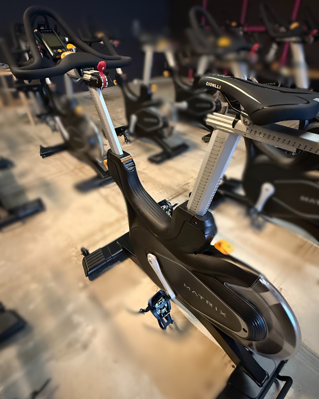 Samen knallen op de de nieuwe spinning bikes 💥
Of je nu gaat voor conditie, kracht of gewoon een lekkere workout, op de bike geef je alles.
Instagram: Check ons lesrooster voor alle lessen, link in onze bio!
Facebook: Check ons lesrooster voor alle lessen: https://www.lifeandkicking.net/lesrooster
Kleine teaser: in april openen we onze gloednieuwe spinning studio met neon lights!
#spinning #lifeandkicking #lifeandkickingcommunity #hyrox #spinningamsterdam