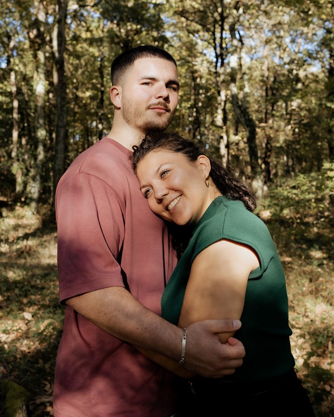 La séance couple avant mariage 💛
Avant le mariage, il existe un temps que j’aime particulièrement : celui où l’on se retrouve à trois, loin du rythme de l’organisation du jour-j, sans invités, sans attentes, sans pression.
La séance photo de couple avant mariage est pensée comme une parenthèse. Un moment pour marcher, discuter, rire, se serrer un peu plus fort, pendant que je photographie ce qui se joue entre vous, simplement, sans mise en scène.
Ce n’est pas une séance pour apprendre à poser, mais une occasion de vous familiariser avec ma présence, avec mon regard, et avec la manière dont je raconte les histoires en images.
—
Céline Brochado, photographe de mariage et famille à Toulouse
#photocouple #photographemariage #toulouse
