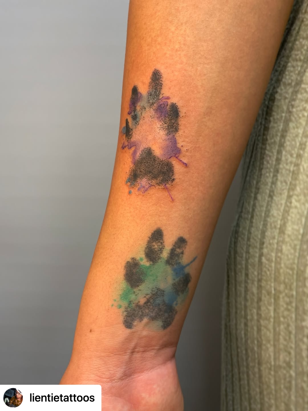 @lientietattoos New vs healed! This is a great example of an older watercolour paw print tattoo vs one done today (lower is healed, higher is new). I always recommend looking up how tattoos heals before you get one, as different styles can heal differently.
But people I tattooed 8 years ago have shown me their watercolour tattoos, and they’re holding up well! Back then people told me it’ll disappear or look like a blob in 2 years 🤣