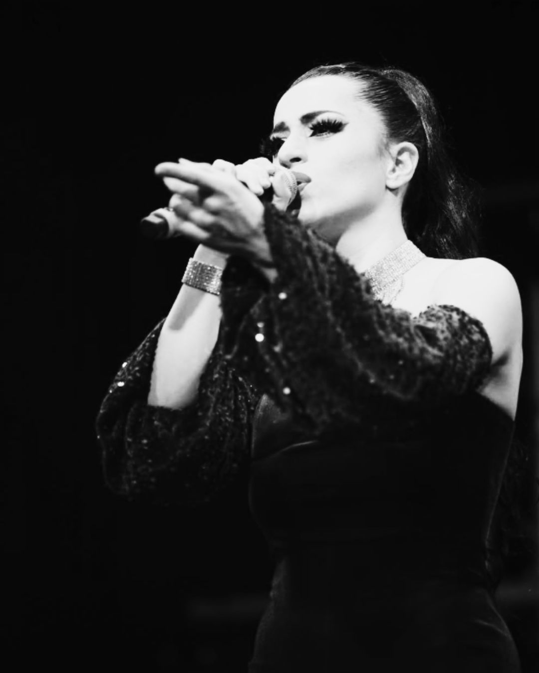 🎭 Rencontre avec Samantha et Agathe, vos formatrices en comédie musicale
Du 9 au 14 mars 2026, le Studio Théâtre 71 à Bordeaux accueille un stage de comédie musicale encadré par deux artistes passionnées : Samantha Grassian et Agathe Kébir.
Samantha, franco-américaine formée au Hunter College de New York et aux Ateliers du Sapajou à Paris, vous guidera dans l’exploration de la voix et de l’improvisation. Son approche, à la fois technique et intuitive, vous aidera à trouver votre propre expression scénique.
Agathe, formée à LASSAAD (Bruxelles) et à l’Institut National du Music-Hall, vous accompagnera dans le mouvement et le jeu théâtral. Son expérience de comédienne, danseuse et metteuse en scène apporte une dimension créative et exigeante au stage.
Ensemble, elles vous proposeront une semaine pour découvrir, expérimenter et progresser dans un cadre bienveillant et professionnel.
📅 Dates : 9-14 mars 2026
📍 Lieu : Studio Théâtre 71, Bordeaux
📩 Informations : idealstheatre.formation@gmail.com
#ComédieMusicale #Théâtre #FormationArtistique #Bordeaux #StudioThéâtre71