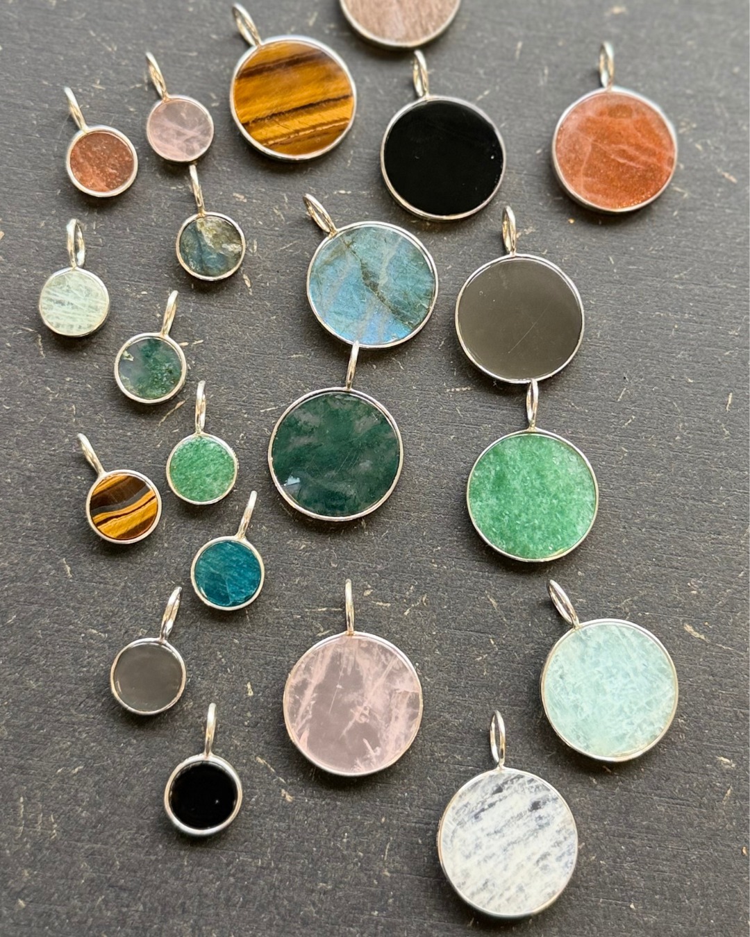 kleine und grosse anhänger mit passenden ohrhängern💙
unikate in silber und messing vergoldet
#fairbunden #madeinbern #steinanstein #messingvergoldet #925silber #silberschmuck925 #steinschmuck #bern