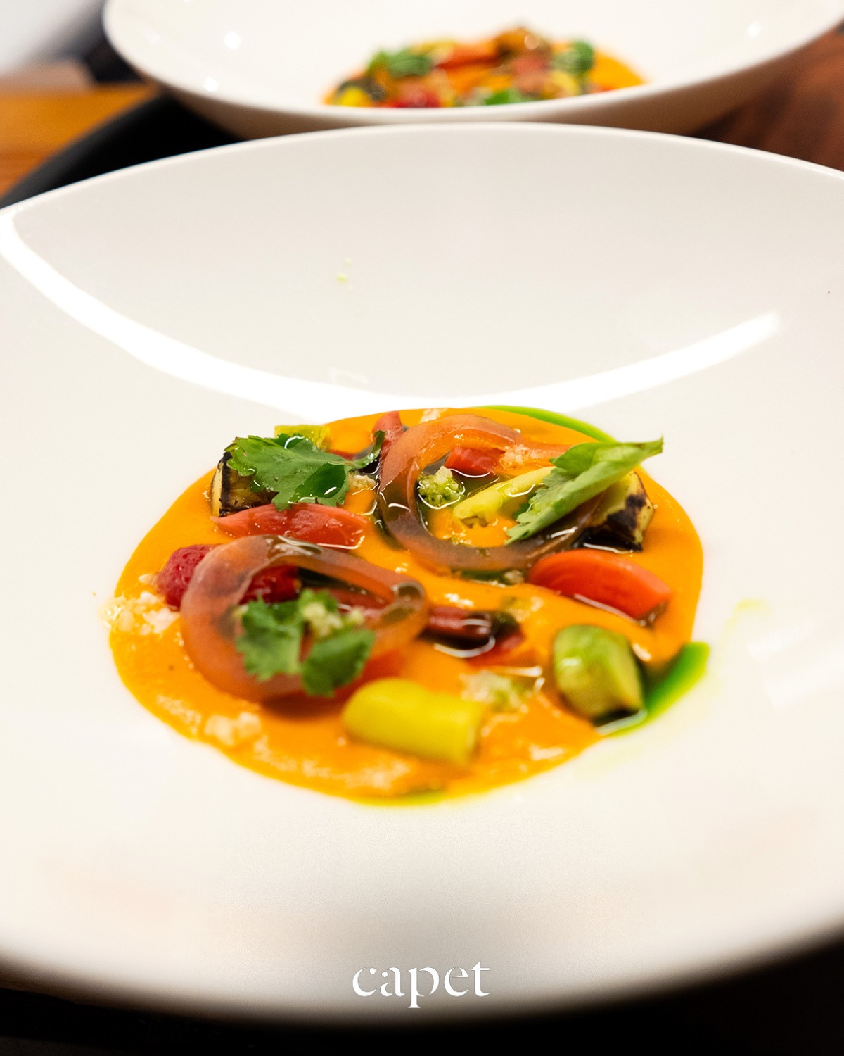 La cocina se mueve con ritmo y concentración,
lo que llega a mesa es el resultado de muchas decisiones bien tomadas.
🔗 Reserva fácilmente desde el enlace en nuestra bio
📍 Carrer del Cometa, 5, Ciutat Vella, 08002 Barcelona
📞 937 20 44 21
#capetrestaurante #barcelonarestaurants #cocinadeautor #guíamichelin #restaurantesbarcelona #barriogotic #cocinacuidada