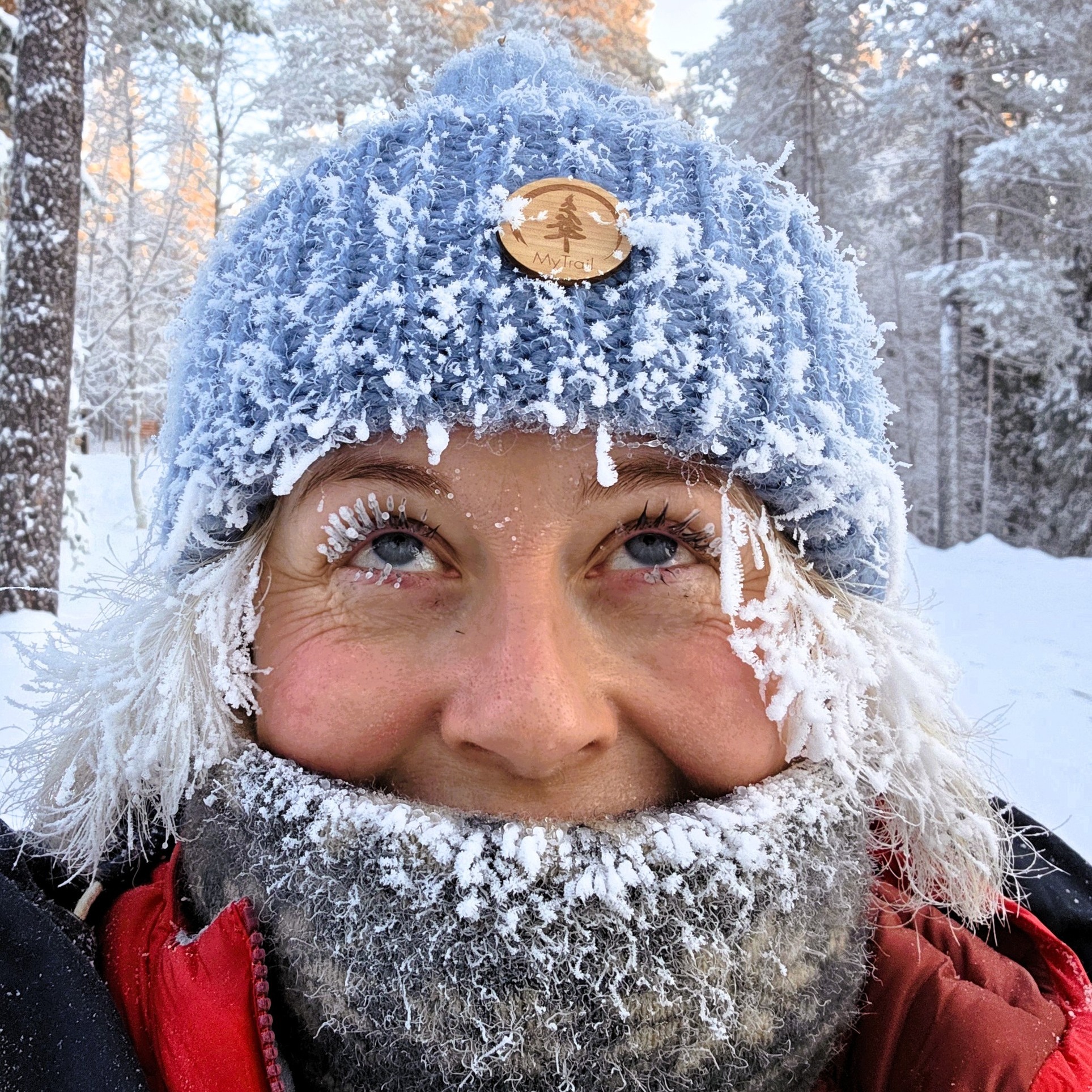 Mulla on uusi pipo – ja se on kotoisin Pohjois-Karjalasta! 💙❄️
Kaapissani on ehkä 100 erilaista pipoa, mutta nyt on pakko kehua ja mainostaa! Tämä ihana merino–alpakka-myssy piti ajatukset (ja pään) lämpiminä tänään –36 °C pakkasessa Myllykoskella. Ja huomasittekos tuon hienon koivupuusta tehdyn MyTrail -logon?
@_piposhop_ :in verkkokaupassa on kotineulomossa Kiteellä, Pohjois-Karjalassa suunniteltuja ja valmistettuja, vastuullisia tuotteita. Tällä pipolla on myös Avainlippu-merkki 🇫🇮
#suomalainentyö #avainlippu #pohjoiskarjala #merinovilla #alpakkavilla #talvipäivä #luonnonkuidut #kotimaista #myllykoski #oulankanationalpark #toocoldoutside❄️ #arcticproblems