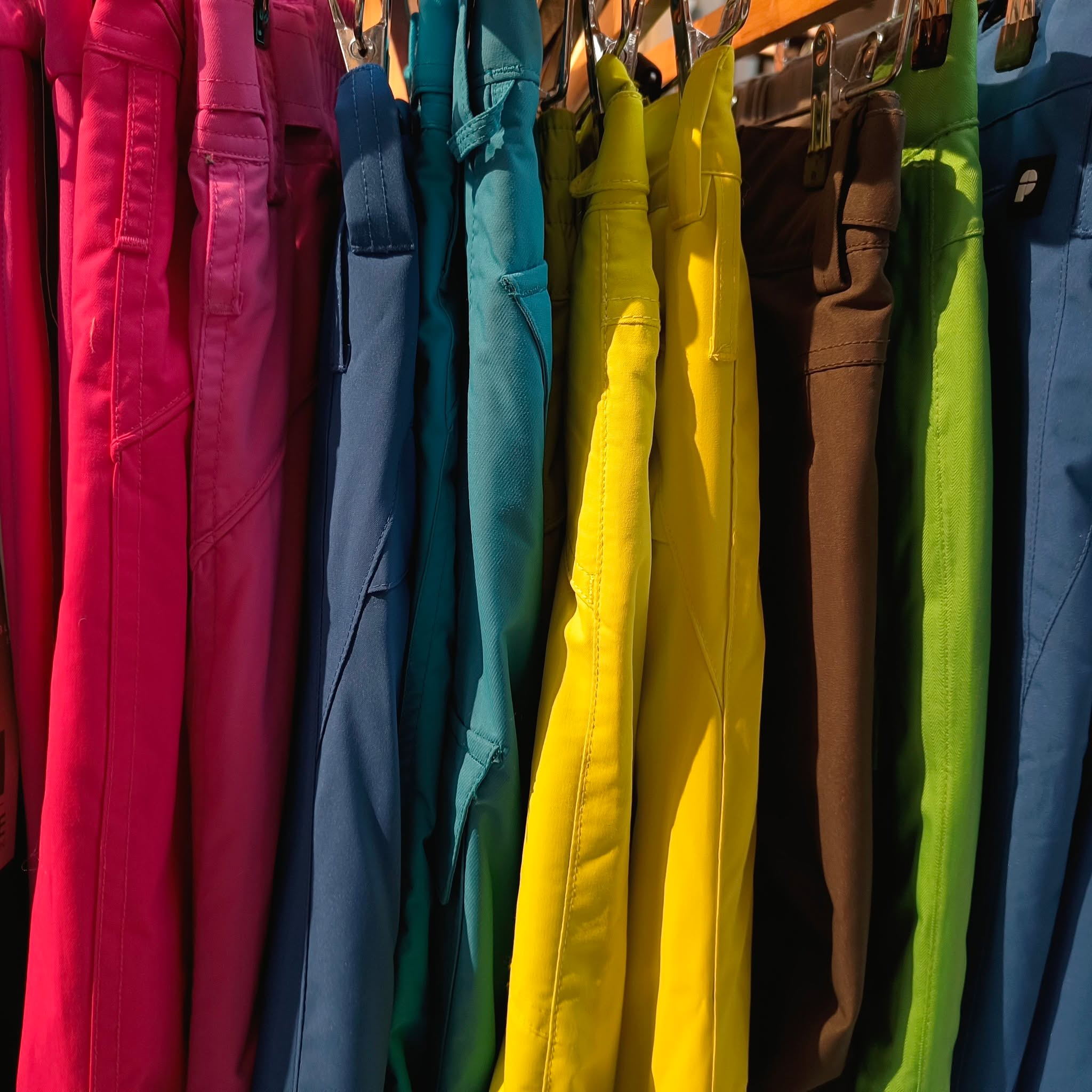 Alle junior ski broeken aan -50% Fly High Sports