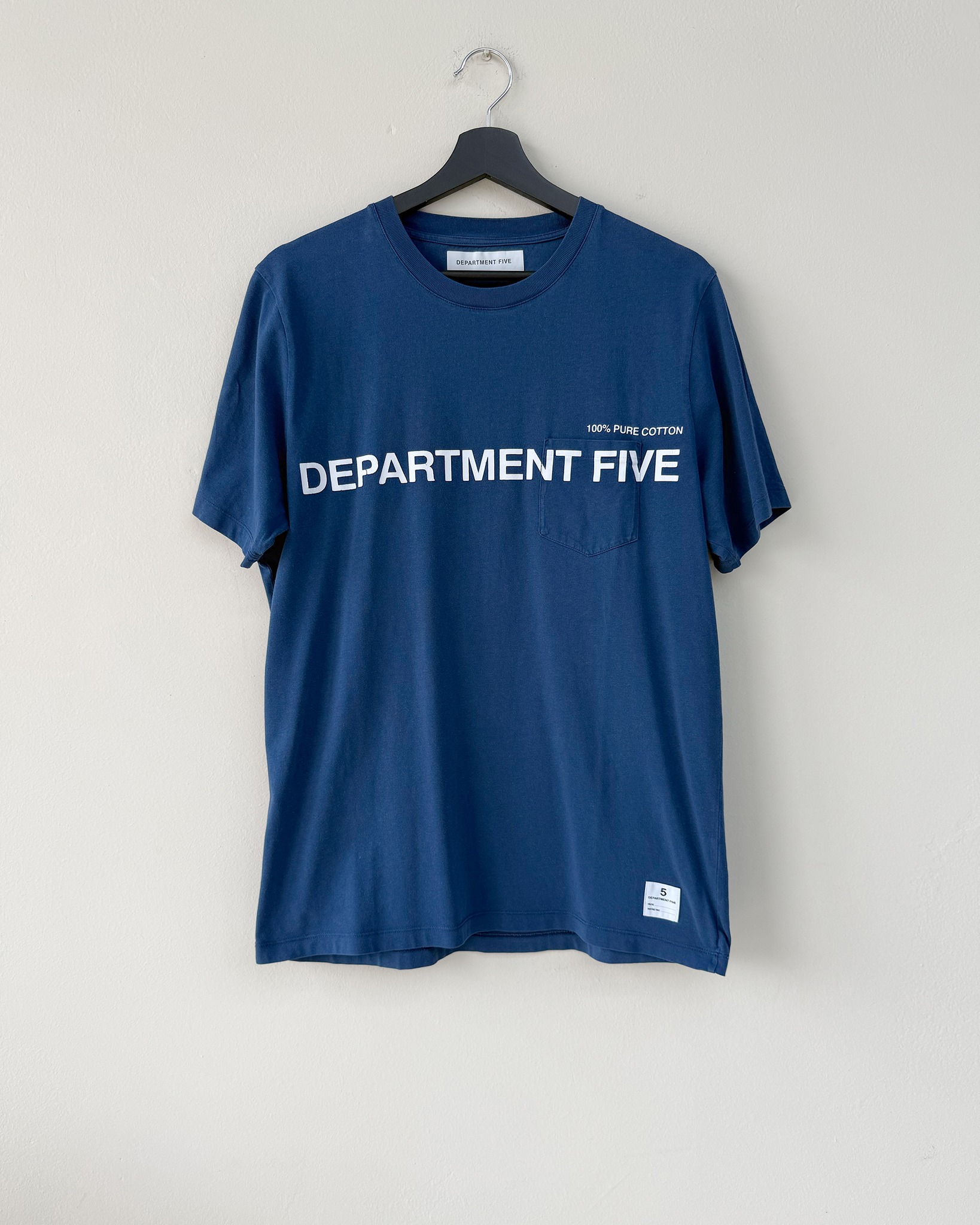 Pulita. Decisa. Department Five.
In vendita T-shirt Department Five con stampa frontale “DEPARTMENT FIVE” in bianco e scritta “100% PURE COTTON”, un chiaro richiamo alla qualità del materiale e all’identità del brand.
👕 Caratteristiche principali
🔹 Brand: Department Five
🔹 Colore: Blu
🔹 Materiale: 100% cotone (in linea con i modelli anche in cotone organico)
🔹 Vestibilità: regolare
🔹 Dettagli: taschino sul petto e piccolo logo/etichetta sul bordo inferiore
Una t-shirt essenziale ma di carattere, perfetta per uno stile streetwear contemporaneo, da abbinare facilmente a denim, cargo o pantaloni workwear.
🛒 Disponibile sul nostro shop on-line oppure in Store
💬 Contattaci per qualsiasi informazione o dettaglio che vuoi sapere
tshirt department five blu cotone logo streetwear taschino regular
#DepartmentFive #StreetwearEssentials #CottonTee