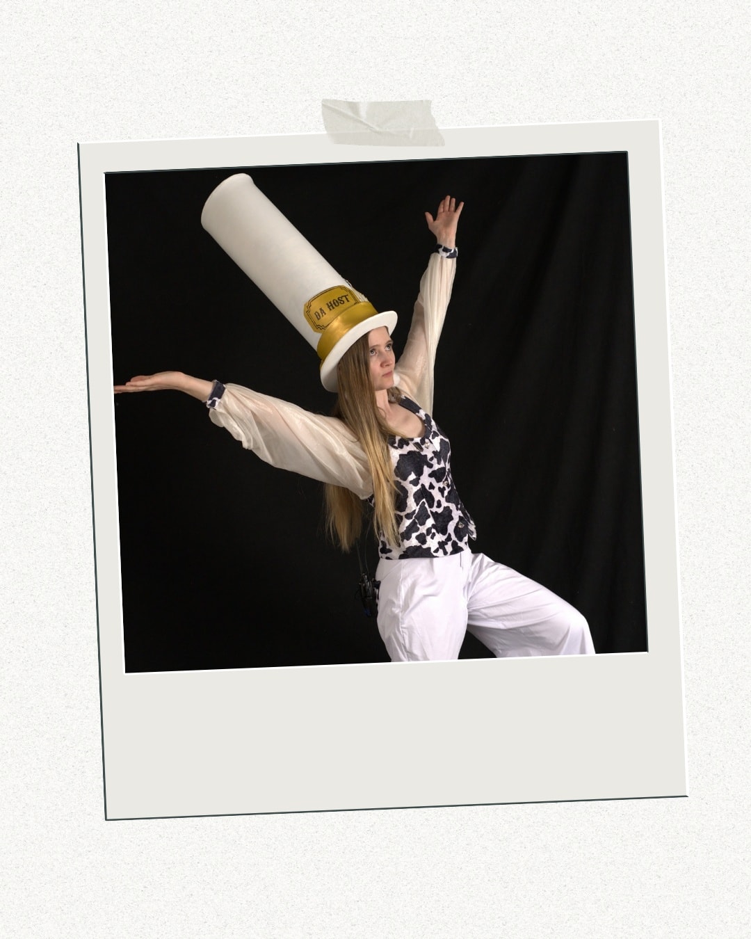 Lørdagsbildene fra Kazokucon 7 er nå ferdig redigert og blir nå sendt ut på mail.
Vi ønsker samtidig å gi en kort forklaring rundt bildeleveransen.
På grunn av miskommunikasjon og et minnekort som dessverre ble korrupt, er søndagsbildene gått tapt.
Det har vært gjort flere forsøk på å gjenopprette dem, men uten hell.
Dersom du ikke har mottatt lørdagsbildene innen Tirsdag 13.Januar, gi oss gjerne beskjed - så følger vi det opp.