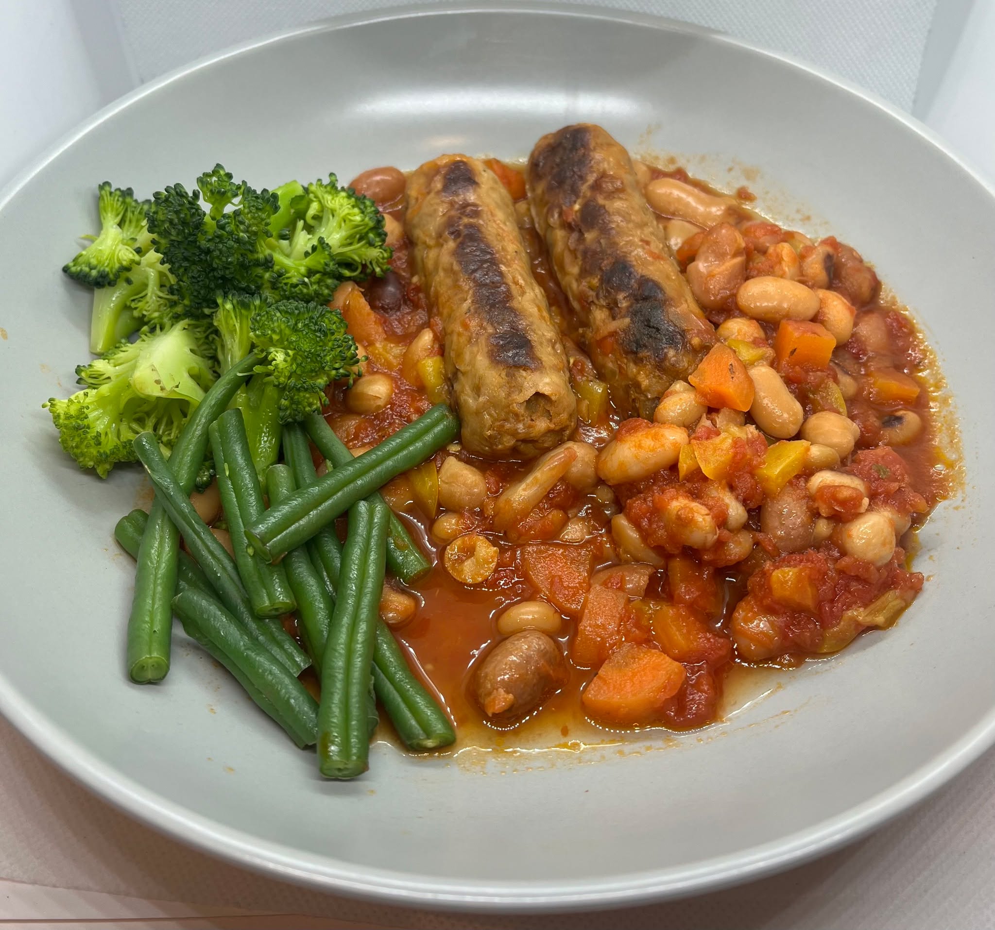 Easy January recipes - on my newsletter.
Message me if you missed out and I'll send you a copy! This mixture of beans and sausages is a perfect refuel after a busy day at work, in the gym or on the road.
#beancasserole #beans #nutritionist#running