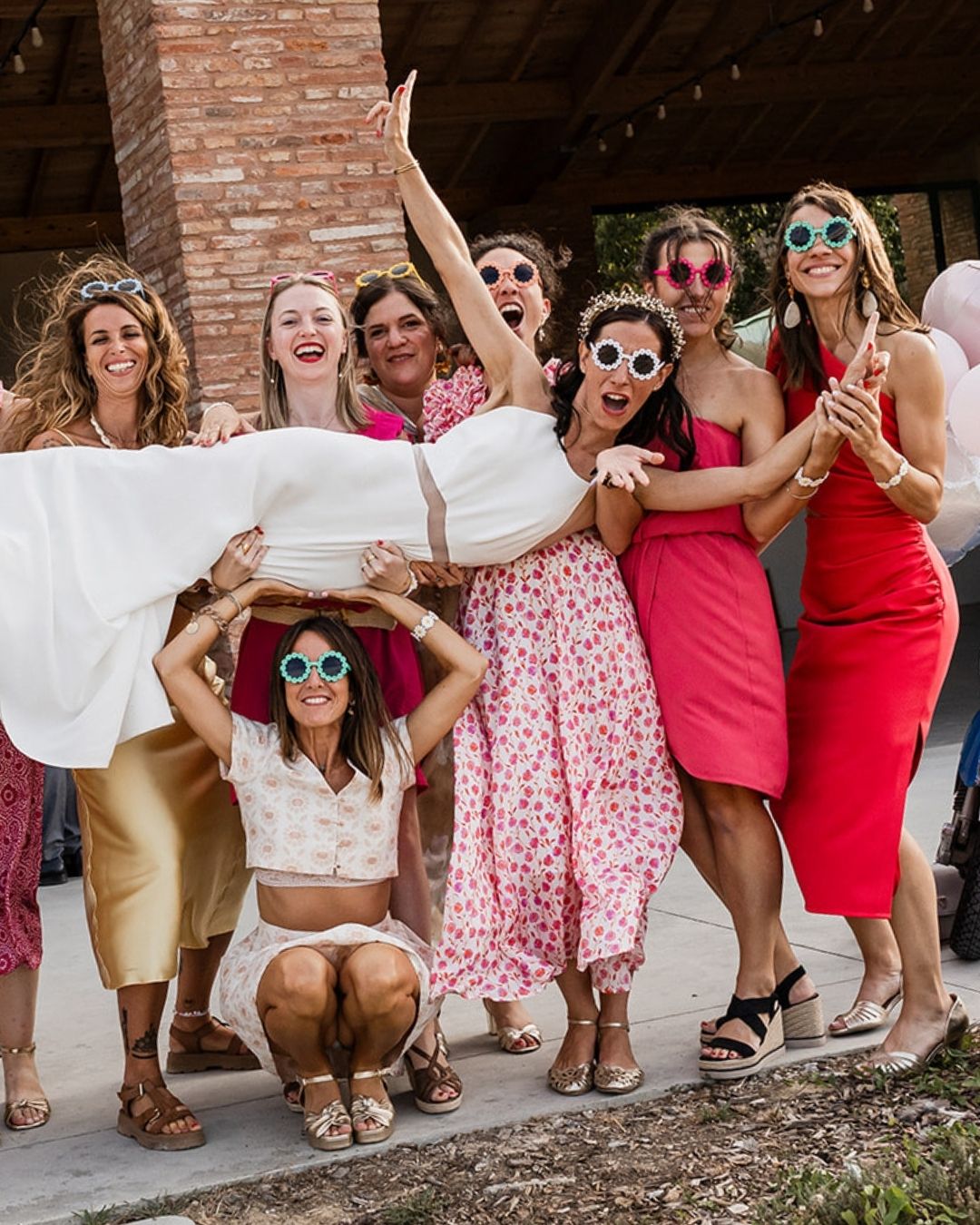 Le mariage parfait n’existe pas… Et tant mieux !
Il y aura peut-être un retard sur le planning, une décoration de mariage qui kwacke, une météo différente de celle imaginée lors de l’organisation du mariage… Et finalement, ce qui vous marquera c’est cette joie de partager ce moment ENSEMBLE !
Vos proches, votre histoire d’amour, la complicité… Il me semble que c’est ça qui compte le plus pour vous quand je vous vois.
Même en tant que photographe mariage à Toulouse, ce sont des marié·es (et leurs invités) émus qui m’importent !
Les plus belles photos de mariage ne naissent pas du contrôle, mais du lâcher-prise.
—
Céline Brochado - photographe mariage à Toulouse et partout en Occitanie
#photographemariagetoulouse #photographemariage #mariagetoulouse