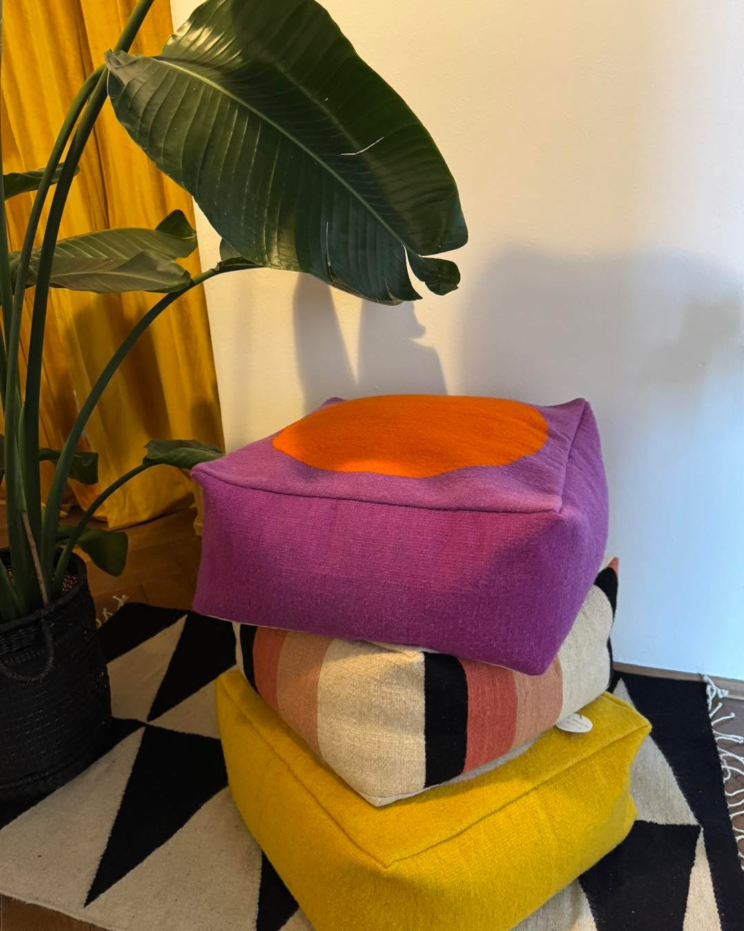 Stack it, love it 🧡🤍🖤
Drei Bodenkissen, drei Styles – alle handmade, alle ready für cozy vibes ✨🏡
bodenkissenlove #handmadewithlove #cozyvibes #bohohome #homeinspo #madeinmexico #interiordetails #artisanmade #slowhomeliving #stackandstyle