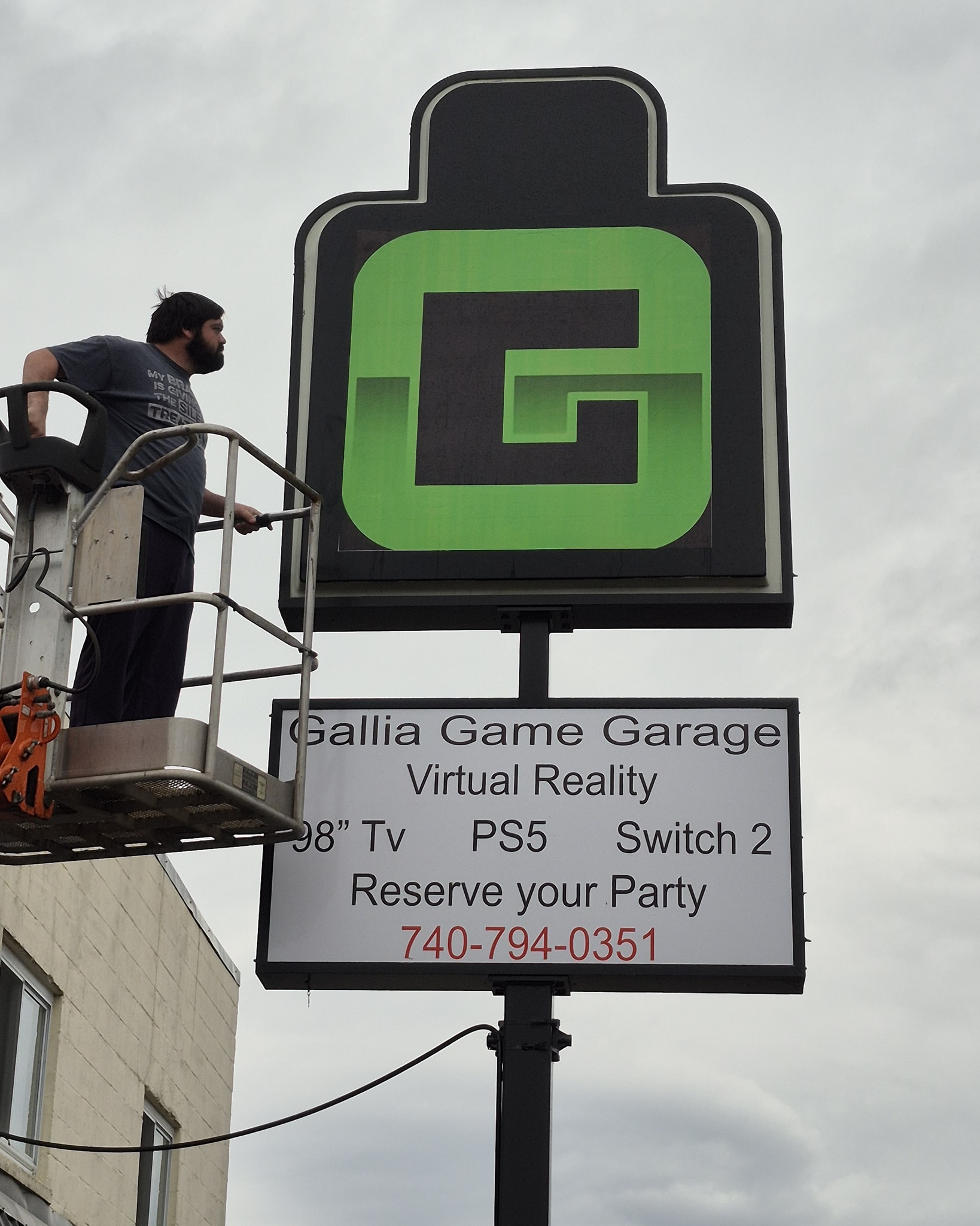 Finally some new signage! We had some hurdles to overcome trying to go over stuff on old signs, & we had to pivot a couple times. Lol. But we're very happy with what we've got. Thanks to Brody with 681 Designs for helping with the vinyls & stuff.