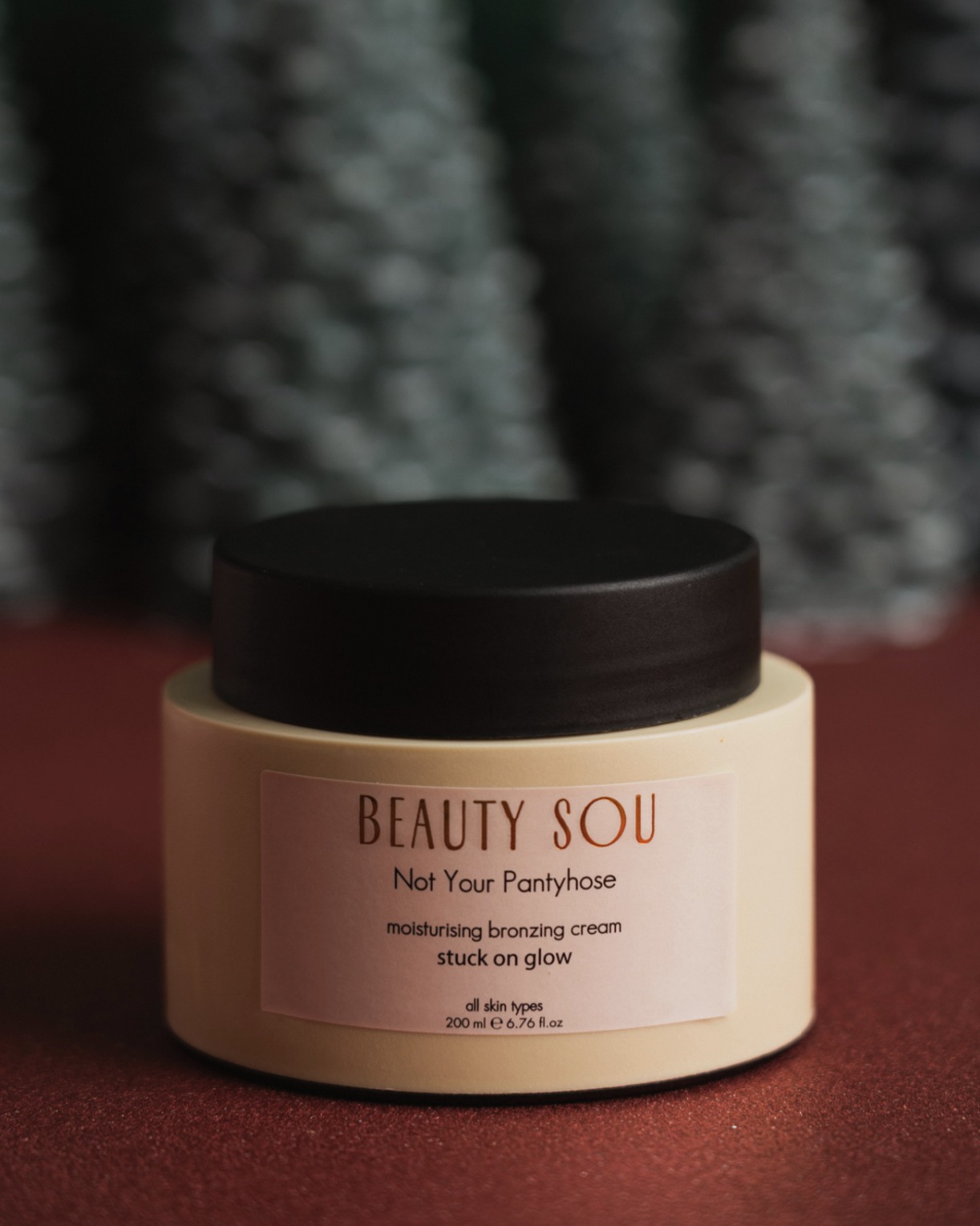 Ενυδάτωση και bronzing με μεθυστικό άρωμα. Το Not Your Pantyhose είναι η moisturising bronzing cream που χρειάζεστε. Τυλιχτείτε στη μυρωδιά της καρύδας και της καλοκαιρινής αύρας, απολαμβάνοντας stuck on glow αποτέλεσμα. Μια λάμψη τόσο φυσική και ομοιόμορφη που κάνει το καλσόν περιττό!
#notyourpantyhose #bronzingcream #coconutscent #beautysou