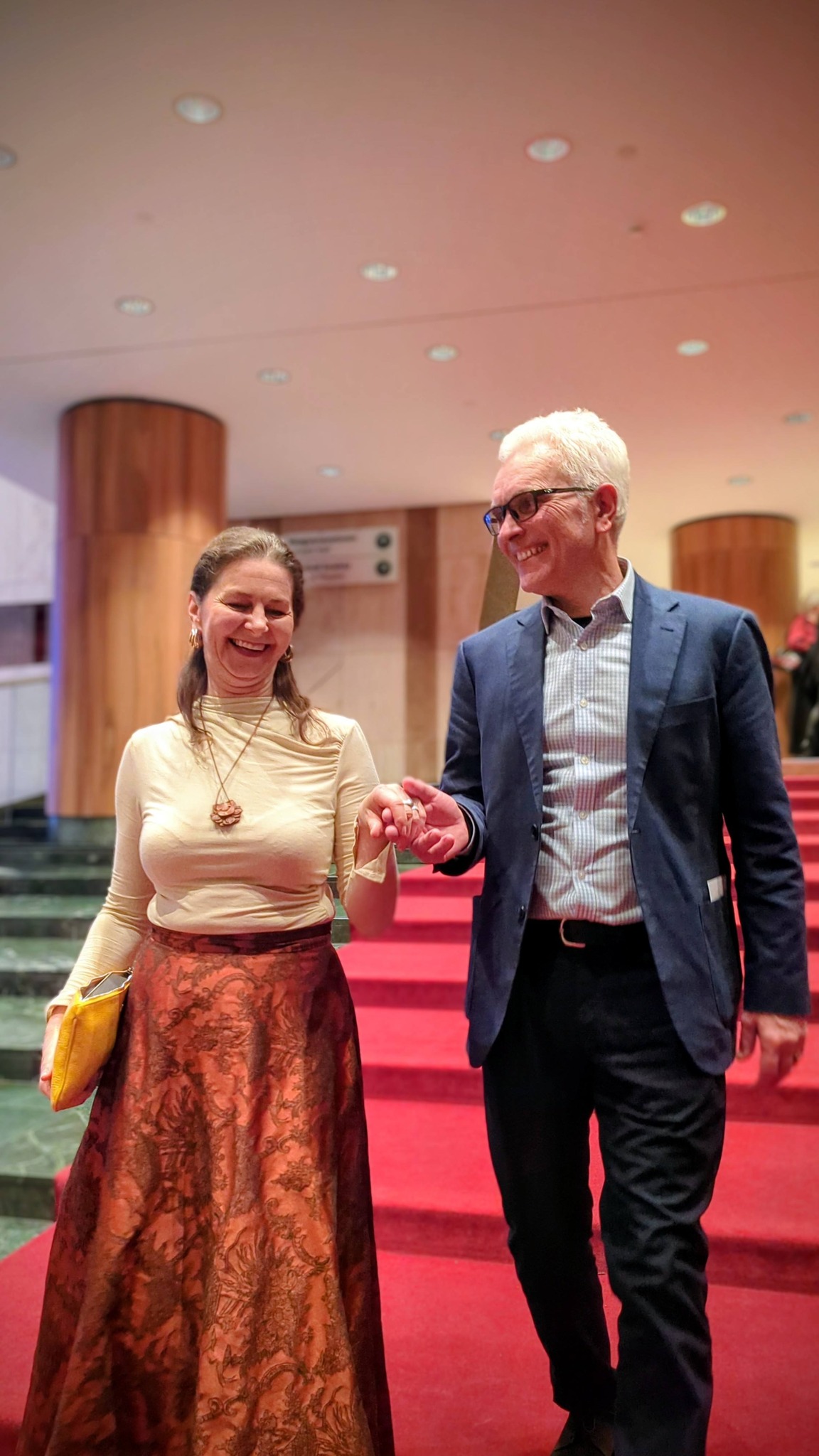 Znáte obraz Mony Lisy?
Věřím, že řekněte ano. Všichni. Máte tedy potřebuju jezdit do Paříže, abyste ho viděli? A proč?
FAKT POTŘEBUJEME CESTOVAT?
Žijeme v době, kdy můžeme skrz mobil poznat celý svět. Vidět originál Mony Lisy je pro neodborníka úplně totéž, jako vidět fotku. Zkrátka obraz. Uvidíme úplně to samé. Můžeme se naklánět do stran a filosoficky ze sebe dělat, že tomu rozumíme. Jenže třeba já na tom originále pomalu nevidím rozdíl od fotky. Mohla bych pak říct, že pro mě nemá smysl cestovat. Platit penězi a časem, abych viděla něco, co už dávno znám.
PROČ CESTOVAT?
🖌️ Pracuji víc jak 30 let jsem průvodkyně po Praze. Nejoblíbenější túry jsou takové ty "tour de beer". Památky jsou turistům ukradené. Hlavně, aby s nimi byla fotka. ( Zde jsem fakt otrávená, všude se tvoří nechutné fronty a lidi obdivují instagramové atrakce, ale o tom text není.)
Důvodem, proč v době soc. sítí lidi včetně mě cestují, je PROŽITEK.
Lidé chtějí více cítit. Zejména mladší generace. Už nechtějí konzumovat další informace, které si stejně někde mohou dohledat. Lidé nepotřebují průvodce, který je zahrne daty.
KDE TO JSME NA FOTCE?
🌟👉 Náš poslední výlet s Kamil Kubů do Budapešti byl za účelem:
Jdeme na koncert Christiny Pluhar. Na to se nabalila návštěva termálu. Je fakt, že parlament jsme viděli minule.
Cílem cesty byl tedy prožitek.
CHCEŠ I TY CESTOVAT ZA PROŽITKEM?
📌 Tvořím s naším Klubem odvážných žen Fashion tripy.
🌟 Jezdíme s menší skupinou žen za zážitky. Omrkneme město, vidíme to nejlepší z památek. Projdeme se po obchodech. Máte možnost konzultace nákupu se mnou jako se stylistkou. Obědváme v nějakém best místě. Navýšíte si svůj život glamour. Máte možnost vynést svoje parádní oblečení. Možná byste chtěly jet příště s námi.
POJEĎTE S NAŠÍM KLUBEM
Již jste registrované do Klub odvážných žen, abyste měli info o další akci?
Kam byste chtěli jet? Plánuju opět Milano a Drážďany. (Již jsme byly v prosinci). Plán je také Torino, Benátky, Luca. Když už mluvím italsky, tak to využijeme, že. Itálie je vyloženě nabíjející místo.
Lucie
Průvodkyně vaším glamour životem bez omluv.