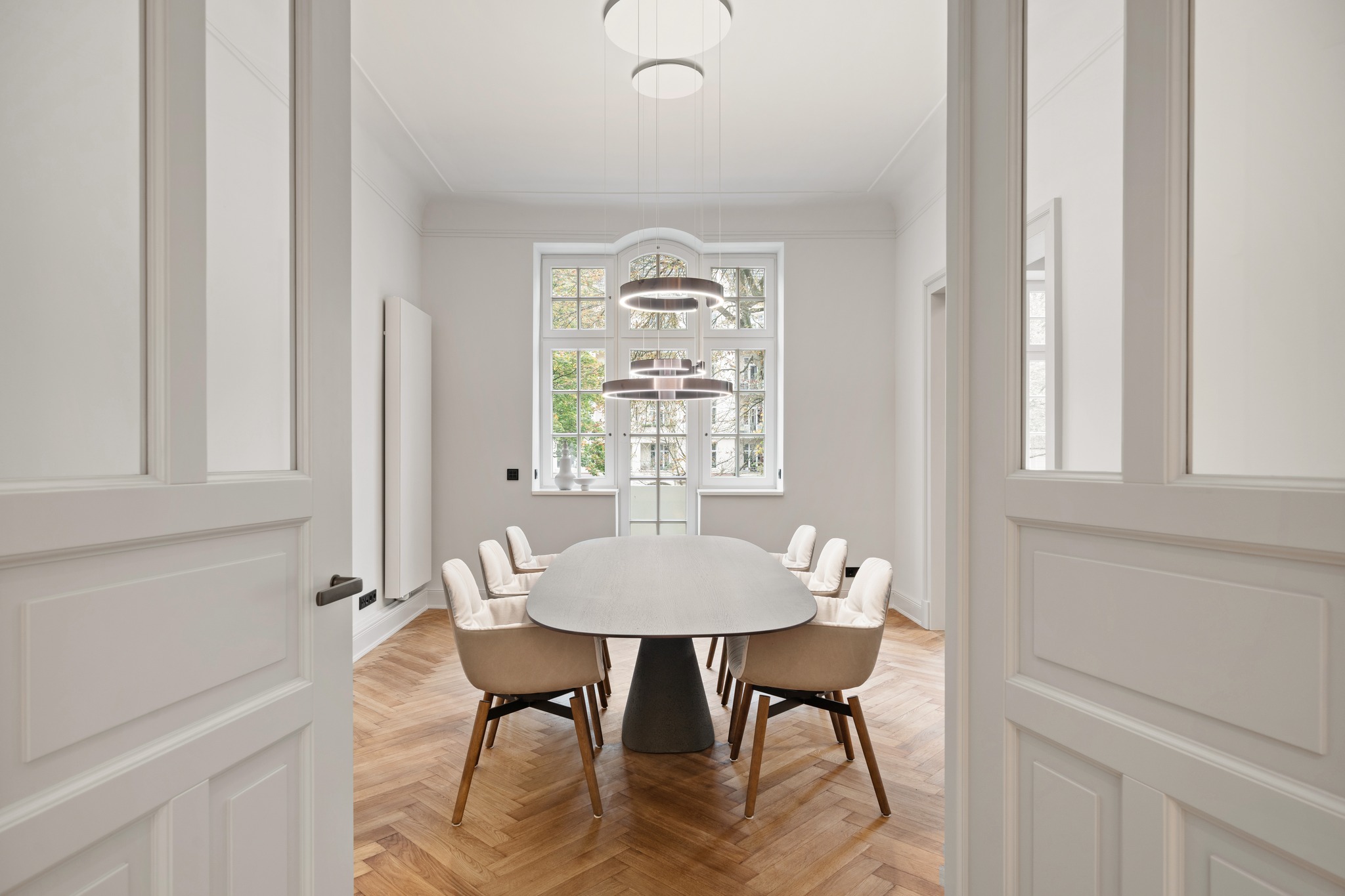 Was man aus alten Häusern machen kann, begeistert mich jedes Mal. Ich durfte für Bethke und Jungermann Immobilien GmbH eine luxuriöse, behutsam restaurierte und technisch auf den neuesten Stand gebrachte Wohnung in der Isestraße fotografieren. Danke für das Vertrauen und die immer wertschätzende Zusammenarbeit. Alles Liebe, Anna
#immobilienfotografie #homestaging #luxuryliving #realestate #immobilien