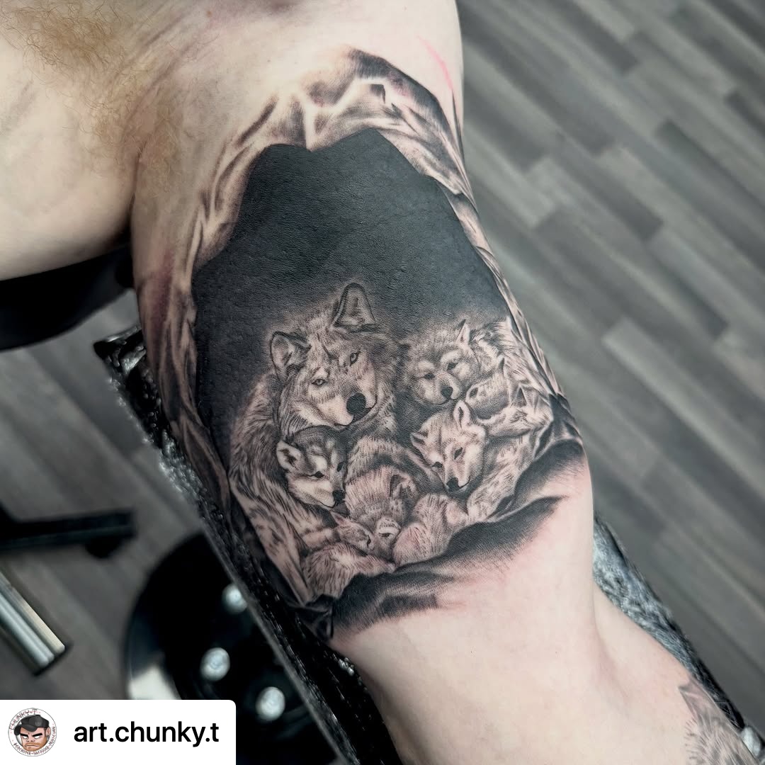@art.chunky.t Mummy wolf and her cubs for @louisfranks97 today! Getting close to a finished sleeve now!