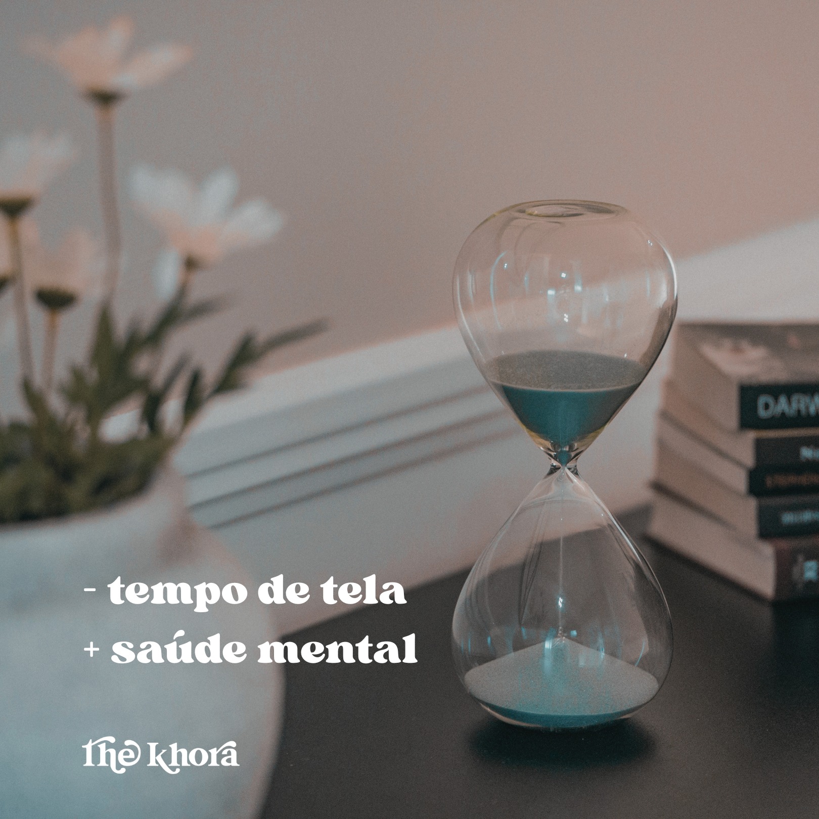 Em meio ao excesso de estímulos, notificações e informações, o corpo e a mente pedem pausas reais. Reduzir o tempo nas telas não é ausência, é escolha por mais atenção, escuta e equilíbrio.
O chá pode ser uma âncora de presença nesse processo: um gesto simples que convida a desacelerar, respirar e estar inteiro no agora. Uma pausa consciente que interrompe o automático e devolve o ritmo natural.
Criar pequenos rituais longe das telas é uma forma de cuidado diário.
E toda pausa feita com intenção é um passo em direção ao bem-estar.
#TheKhora #TeaLover #Cha #Tea #The #Te #FilosofiaThe Khora #Autocuidado
