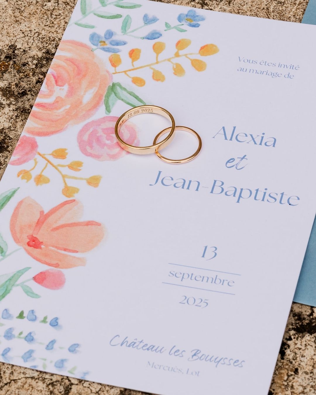 Et si je vous dis que c’est la mariée, ELLE-MÊME qui a peint la papeterie de leur mariage ?
Moi je craque !!! J’applaudis des deux mains et j’adore voir comment chaque couple arrive à apporter sa patte le jour de leur unique.
La même année j’ai vu une mariée qui avait fait plus d’une centaine d’origami pour la déco de la salle.
—
Céline Brochado - photographe mariage à Toulouse et partout en Occitanie
#photographemariagetoulouse #photographemariage #papeteriemariage
—
Lieu : Château les Bouysses
Coiffeuse : @salonbarbara_pinsac
Robe : @lauredesagazan
Costume : @lesnouveaux_ateliers
Alliances : @maison.salmon