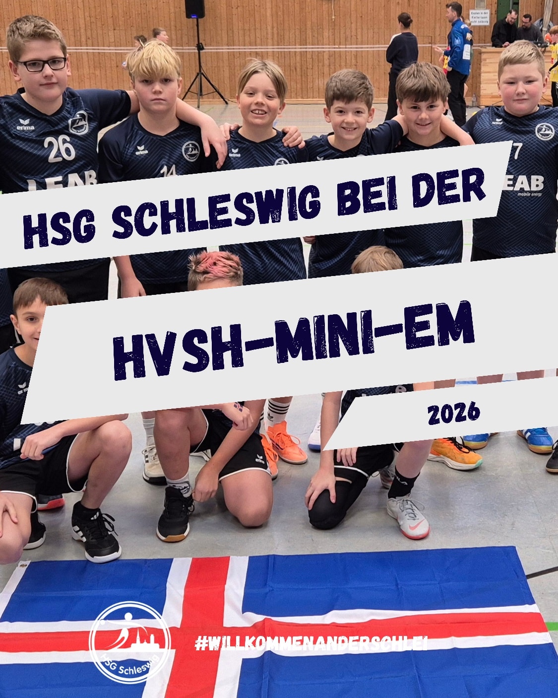 HVSH-Mini-EM in Eutin 🤾♂️🇮🇸
Unsere mE-Jugend | 1 der HSG Schleswig durfte bei der HVSH-Mini-EM dabei sein und Island repräsentieren!
In Eutin fand das Turnier in zwei Sporthallen statt. Am Vormittag wurden alle Mannschaften feierlich begrüßt und liefen mit ihren Länderflaggen ein. Begrüßungsworte richteten Mareike Grenke (HVSH) sowie Eutins Bürgermeister, Sven Radestock, an die Jungs, Trainerinnen und Trainer, Betreuer sowie Eltern und Zuschauer.
In der Vorrunde traf unser Team auf
🇭🇷 Kroatien (TSV Kronshagen)
🇭🇺 Ungarn (ATSV Stockelsdorf)
🇳🇱 Niederlande (HSG Ostsee)
🇸🇪 Schweden (HSG SZOWW)
– gespielt wurde jeweils über 10 Minuten.
Der Start war nach der Winterpause holprig, doch der Spaß auf und neben dem Feld kam nie zu kurz. Man merkte schnell, dass die Jungs absolut auf Augenhöhe mit den meisten Teams waren und es eine große Freude war, auch gegen bislang unbekannte Mannschaften zu spielen. Dazu gab es viel Spiel & Spaß und eine tolle Cafeteria.
In den Platzierungsspielen gegen
🇵🇹 Portugal (HSG Ostsee 2)
🇷🇸 Serbien (MTV Ahrensbök)
– jeweils über 15 Minuten – waren die Jungs dann voll angekommen und konnten richtig aufspielen. Am Ende sprang ein toller 9. Platz in der Gesamtwertung heraus.
Nach der Siegerehrung ging es mit einem richtig guten Gefühl nach Hause 💙🤍
🙏 Danke an die Eltern, die uns bereits ab 7:30 Uhr aus Schleswig begleitet, angefeuert und den Tag über großartig unterstützt haben.
🙏 Danke an Morten und Achim, die den Tag gemeinsam mit den Jungs in Eutin verbracht haben.
🙏 Danke an den @hvshoffiziell und die Eutiner Handballer für eine wirklich tolle Organisation!
#hsgschleswig
#willkommenanderschlei