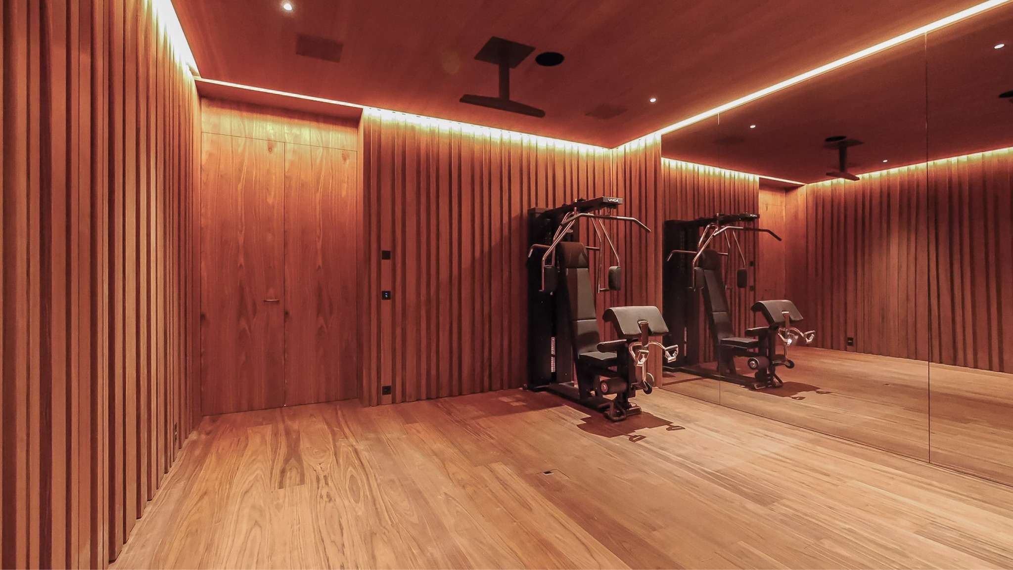 Gymtastic! Dieser Sportraum zeigt, wie edles Design und Funktion perfekt zusammenspielen: Wandverkleidung aus amerikanischem Nussbaum, kombiniert mit raumhohen Spiegeln, die dem Raum Weite und Tiefe verleihen.
Entwurf: Küchel Architekten CH
#moebeldesign #interiorgoals #gym #homegym #holzhochzwei