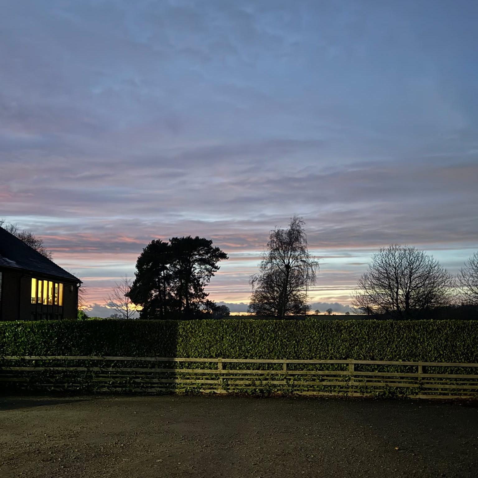 Good evening 🤍
Wrapping up after a busy day demoing prams, chatting with you all, and belly laughing with the team — finished perfectly with a pink sunset 🌸🌙