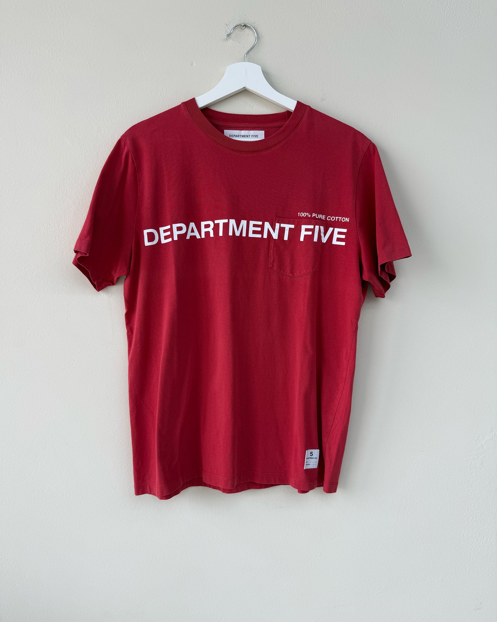 Essenziale. Decisa. Contemporanea.
In vendita t-shirt Department Five, brand nato nel 2007 e riconosciuto per il suo streetwear moderno che fonde ispirazioni militari, workwear e cura maniacale dei dettagli. TAGLIA M regular
Un capo pulito ma di carattere, perfetto per l’uso quotidiano.
👕 Dettagli del prodotto
🔹 Brand: Department Five
🔹 Materiale: 100% puro cotone, morbido e resistente
🔹 Stile: girocollo classico
🔹 Design: taschino sul petto con logo del brand stampato in grassetto
🔹 Vestibilità: comoda, facile da abbinare
Una t-shirt versatile, ideale per chi ama uno stile minimal ma riconoscibile, da indossare con denim, cargo o pantaloni workwear.
🛒 Disponibile sul nostro shop on-line oppure in Store
💬 Contattaci per qualsiasi informazione o dettaglio che vuoi sapere
tshirt department five cotone streetwear militare workwear logo taschino
#DepartmentFive #StreetwearStyle #EssentialWear