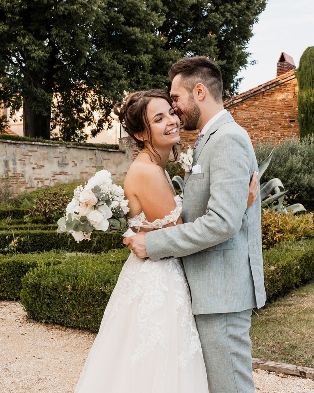 La vérité, c’est que je pleure à presque chaque mariage que je photographie.
Bon en général je me cache derrière l’appareil photo car je suis un peu gênée ^^
Mais même après tant d’années à vous photographier… ces regards, discours, profusion de joie, câlin de mamie… Beh ça me touche !
Cet été, au mariage d’A&P, au domaine de Rochemontès, j’ai encore eu la gorge nouée.
Parce que c’est ça, pour moi, la photographie de mariage : capter vos émotions avec empathie et douceur.
Je suis photographe de mariage à Toulouse, et je ne me lasse pas d’immortaliser ces moments qui racontent votre histoire, vos liens, vos familles.
Si je pleure parfois derrière mon appareil (et plus tard au tri des images), c’est aussi parce que je prends ce rôle très à cœur 💛
—
Céline Brochado · photographe mariage à Toulouse
#photographemariagetoulouse #photographemariage #mariéetoulouse
—
Lieu : @domainederochemontes
Fleuriste : @poppy.et.daisy
Traiteur : @unchefdansvotrecuisinetraiteur
DJ : @nico_wax_dj
Groupe de musique : Mokko
Maquillage : @latelierbellezen
Coiffure : @liliyancoiffurepro
Robe : @marieedusud