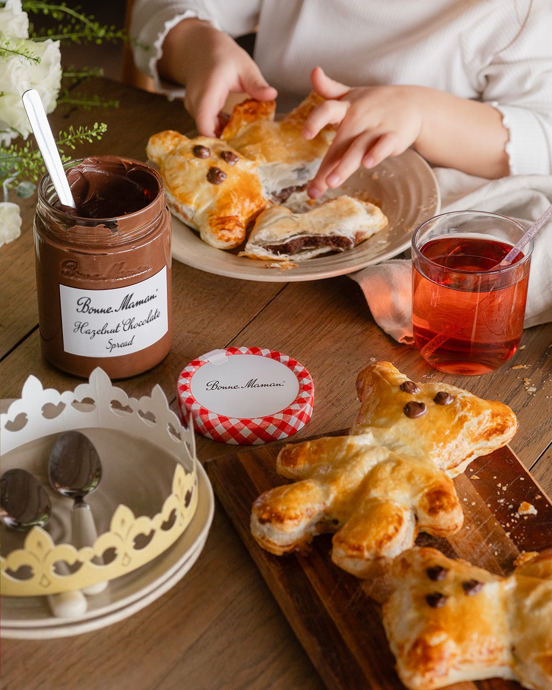 Ready to add a dash of cosy sweetness to your winter days? Let’s welcome these adorable bear-shaped Epiphany Cakes with Bonne Maman Hazelnut Chocolate Spread 🤎🧸
🌟 Ingredients: for 3 mini Epiphany Cakes (approx. 20 cm each):
6 ready-rolled puff pastry sheets, 150g softened butter, 150g ground almonds, 120g sugar, 2 eggs, 3 egg yolks, 80g Bonne Maman Hazelnut Chocolate Spread, 3 dried broad beans or porcelain charms (the traditional “fève”)
🌟 Instructions:
1. In a bowl, whisk the softened butter and sugar until creamy. Gently beat in the eggs, then fold in the ground almonds.
2. Add the Bonne Maman Hazelnut Chocolate Spread and mix until a smooth, even frangipane.
3. Cut out 6 bear shapes from the puff pastry by using a bear-shaped cutter (about 20 cm wide) or by hand. 3 for the bases and 3 for the tops.
4. Spread an even layer of the hazelnut-chocolate frangipane over each bear base, leaving a 2 cm border clear. Tuck one dried broad bean or porcelain charm into the filling of each cake.
5. Carefully place the bear tops over the filled bases. Seal the edges firmly with your fingers or press with a fork. Brush the surface of each cake lightly with beaten egg yolk.
6. Bake at 180°C for 25–30 minutes, until golden and beautifully flaky.
7. Cool slightly. Dip a toothpick into a little Bonne Maman Hazelnut Chocolate Spread and use it to draw the eyes and nose on each bear. Ready to serve and enjoy!
準備好為冬日增添一抹溫馨可愛的甜蜜了嗎?讓我們一起迎接這些小熊造型國王餅的誕生吧!🧸 每一隻都懷抱著柔軟的Bonne Maman榛子朱古力醬的「心」🤎
🌟 材料(約可製作3個20公分迷你國王餅):
6片現成酥皮,150克 軟化牛油,150克 杏仁粉,120克 砂糖,2隻 雞蛋,3隻 蛋黃,80克 Bonne Maman 榛子朱古力抹醬,3粒 乾蠶豆或陶瓷幸運小偶 (傳統「Fève」)
🌟 做法:
1. 將軟化牛油與砂糖在碗中打發至奶油狀。輕輕拌入雞蛋,然後加入杏仁粉翻拌均勻。
2. 加入Bonne Maman榛子朱古力抹醬,攪拌至順滑均勻的弗朗吉帕內餡。
3. 使用約20公分的小熊模具或用手切,從酥皮切出6個小熊形狀:3片作底,3片作面。
4. 在每片小熊底酥皮上均勻塗抹一層榛子朱古力內餡,邊緣預留2公分。每份餡料中藏入一粒蠶豆或陶瓷幸運偶。
5. 蓋上小熊面酥皮,用手指或叉子仔細壓實封邊。在表面掃上一層蛋黃液。
6. 放入已預熱至180°C的烤箱,烘烤25–30分鐘,直至酥皮金黃鬆脆。
7. 稍為放涼後,用牙籤蘸取少量Bonne Maman榛子朱古力抹醬,為每隻小熊畫上眼睛和鼻子。即可享用!
#BonneMaman #HazelnutChocolateSpread #EpiphanyCake #DeliciousMoment #Deliciousness