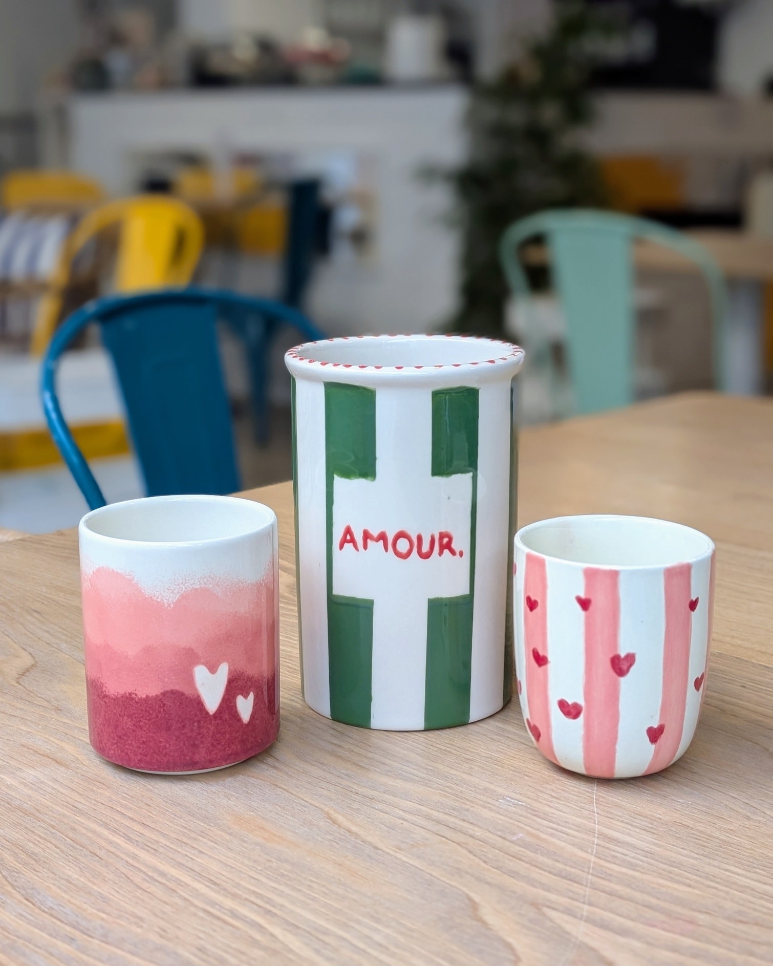 🎨💘 Inspiration Saint-Valentin – Peinture Céramique 💘🎨
Envie d’un cadeau unique et fait main pour ton/ta moitié ? Nos ateliers peinture céramique sont là pour ça ! ✨
🕒 Petit rappel : la cuisson de vos créations prend 3 semaines. Donc si tu veux surprendre à temps, réserve vite ton atelier !
Fonce, crée, et fais plaisir 💖
#SaintValentin #CadeauUnique #PeintureCéramique #DIYAmour #créativité