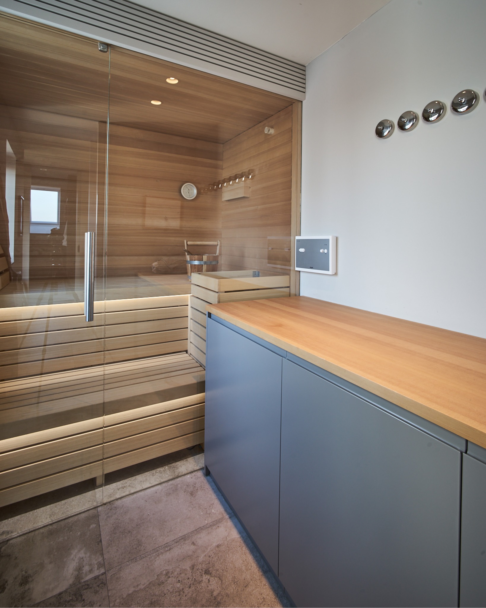 Maßarbeit bis ins Detail. Schrank in edlem Lack, Sauna aus warmem Hemlock-Holz – beides individuell gefertigt. So fühlt sich Handwerk von holz hoch zwei an.
#homespa #sauna #interiorgoals #tischlerhandwerk #holzhochzwei