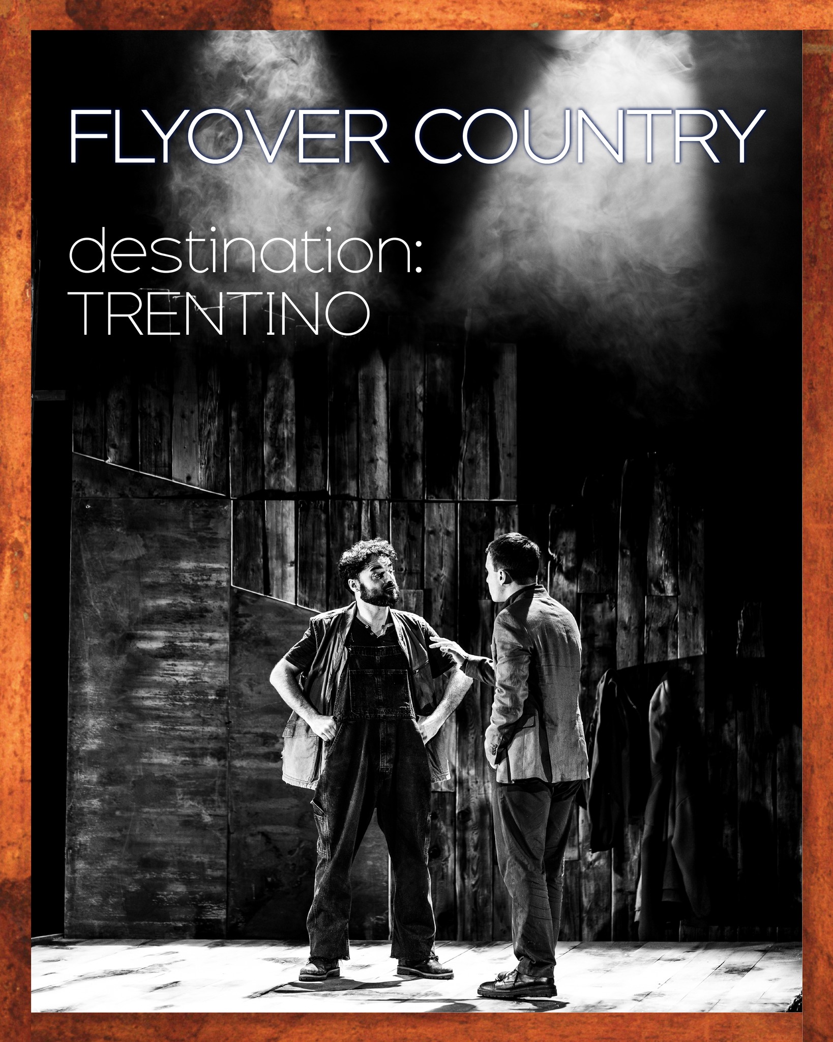 🇺🇸 FLYOVER COUNTRY – L’AMERICA PROFONDA ARRIVA IN TRENTINO
Cosa succede quando intere comunità vengono lasciate indietro, dimenticate ai margini della storia? 𝔽𝕃𝕐𝕆𝕍𝔼ℝ ℂ𝕆𝕌ℕ𝕋ℝ𝕐 racconta l’America bianca, arrabbiata e invisibile, in un viaggio sopra quelle che vengono chiamate le “terre da sorvolare”
Tutte le date trentine dell’ultima produzione 𝐄𝐯𝐨𝐞̀!𝐓𝐞𝐚𝐭𝐫𝐨
📍 31 gennaio – Teatro Comunale di Tesero
📍 12 febbraio – Teatro alla Cartiera di Rovereto
📍 19 febbraio – Teatro Comunale di Pergine Valsugana
📍 21 febbraio – Teatro Sartori di Ala
di @rick_tab_ regia@silvio.peroni con @emanuele.cerra @ortika_gruppo.teatrale.nomade @mindthegaeb
info e biglietti
link in bio