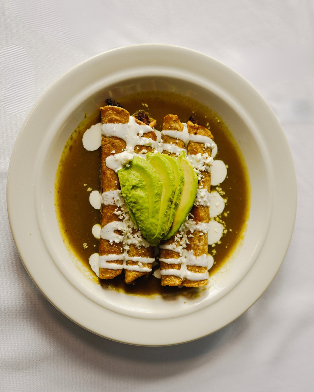 Flautas de suadero. Crujientes, bien doradas y bañadas en una salsa verde.
Un plato que se antoja desde que llega a la mesa.
Reservaciones: 55 1844 4031 - 📍Av. de la República 157, Piso 7