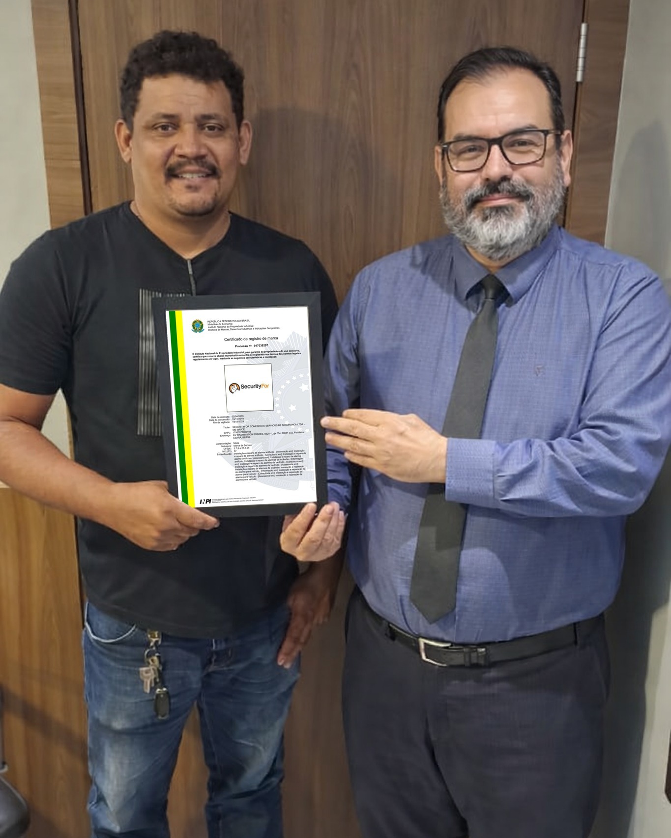 Hoje entregamos o certificado de registro de decênio da marca SECURITYFOR, que conta com proteção oficial®️ na classe 37 junto ao INPI - Instituto Nacional da Propriedade Industrial.
A SECURITYFOR e uma empresa especializada em vendas, instalação e manutenção técnica de segurança eletrônica em residências industriais e condomínios.
Quem quiser conhecer mais, basta acessar suas redes sociais: @securityfor_oficial
Agradecemos ao Paulo Cordeiro (@paulo.cordeiro.silva) que gentilmente depositou confiança em nosso trabalho e desejamos muito sucesso.
⠀⠀
#marcasepatentes #marcas #patentes