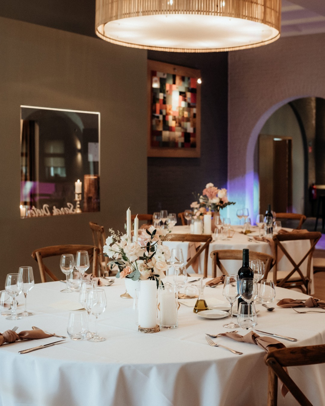 Feestbeleving op maat, van A tot Z. ✨
Cachecour zorgt voor een volledig gestylede setting: tafellinnen, bloemen, kaarsen, sfeerverlichting, ceremonie-aankleding en menu-drukwerk. Alles in één harmonieus geheel.
📷 Kristel Cuyvers Photography, Felix Boniface & Hanne Kelchtermans
#trouwfeest #evenement #kachetvenue #houthalenhelchteren