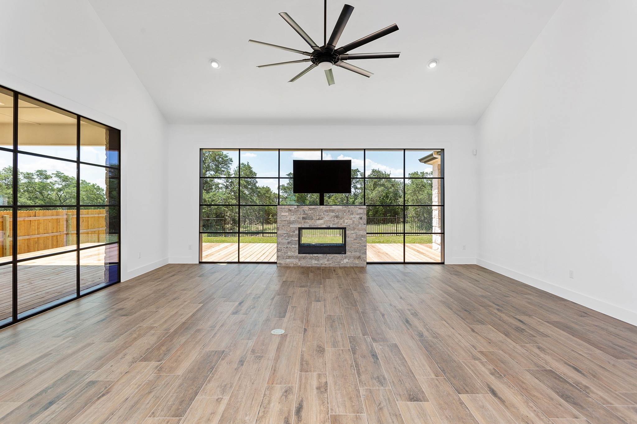 A living room designed to make a statement, with a double-sided fireplace set against a glass wall.
Builder: @baccusjackson_builders
#pddtexas #georgetowntx #customhomedesign #glasswall #georgetowntexashome #ashleyadamsmedia