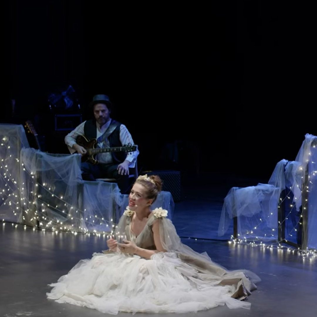 ✨ MADAME PAULE : MISE À NU·E – UN SPECTACLE QUI DÉVOILE L’ART D’ÊTRE SOI ✨
Qui est Madame Paule ?
Une femme fantasque, drôle et profondément touchante, qui ose défier les normes et célébrer la liberté. À travers chansons, récits intimes et éclats de poésie, elle nous emmène dans un voyage initiatique où rire et émotion se mêlent pour interroger notre rapport à l’identité, à la famille, et à la société.
Madame Paule : Mise à Nu·e, c’est l’histoire de celles et ceux qui osent se révéler, sans masque ni concession. Un spectacle musical, poétique et déjanté, où chaque mot et chaque note résonnent comme un hymne à l’authenticité.
🎭 PROCHAINE REPRÉSENTATION : LUNDI 26 JANVIER 2026
📍 Point du Jour, Bordeaux
⏰ 20h00
Venez découvrir ce spectacle avant son aventure à Avignon 2026 ! Une soirée unique pour plonger dans l’univers envoûtant de Madame Paule.
🎟️ Réservations ouvertes : www.idealstheatre.org
#MadamePaule #TheatreBordeaux #SpectacleVivant #Avignon2026 #CultureGironde #LibertéDÊtreSoi